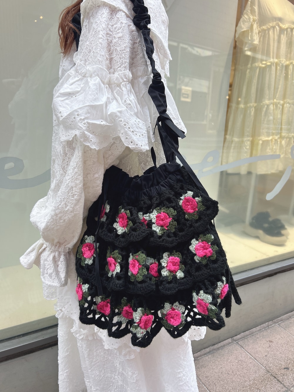 ホワイト系のテーラードジャケット、ホワイト系のスカート、ブラック系のショルダーバッグを着用したレディースの夏コーディネートの8枚目の写真