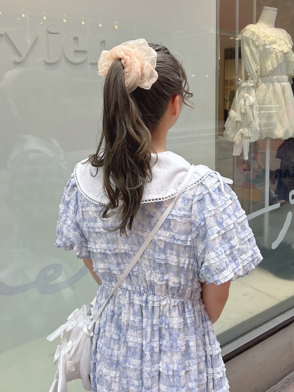 ホワイト系のシャツ/ブラウス、ブルー系のワンピース、ホワイト系のショルダーバッグを着用したレディースの夏コーディネートの5枚目の写真