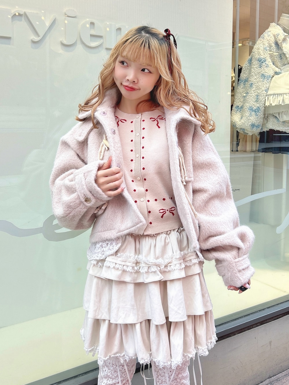 ホワイト系のスカート、ピンク系のダッフルコート、ホワイト系のカーディガン/ボレロを着用したレディースの秋コーディネートの7枚目の写真