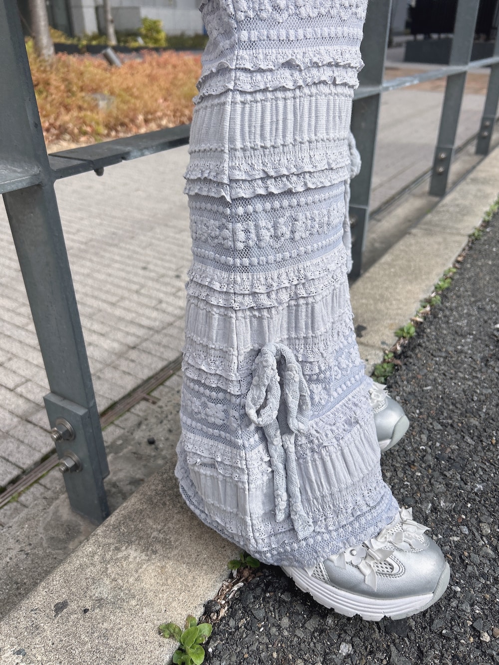 グレー系のスウェット、ピンク系のワンピース、ホワイト系のシャツ/ブラウスを着用したレディースの冬コーディネートの8枚目の写真