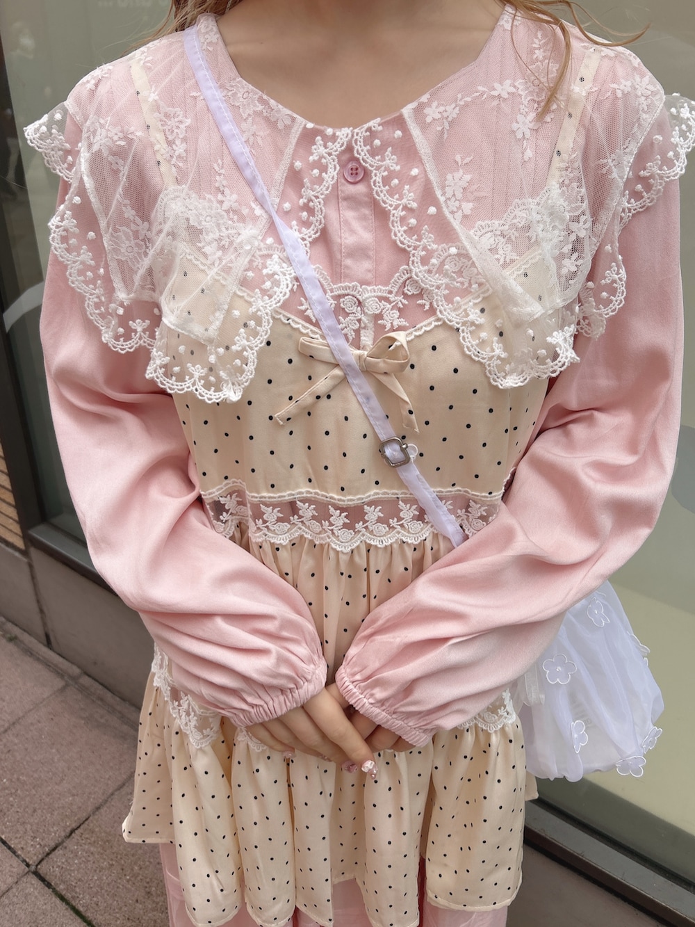 ピンク系のワンピース、ホワイト系のワンピース、ホワイト系のハンドバッグを着用したレディースの冬コーディネートの8枚目の写真