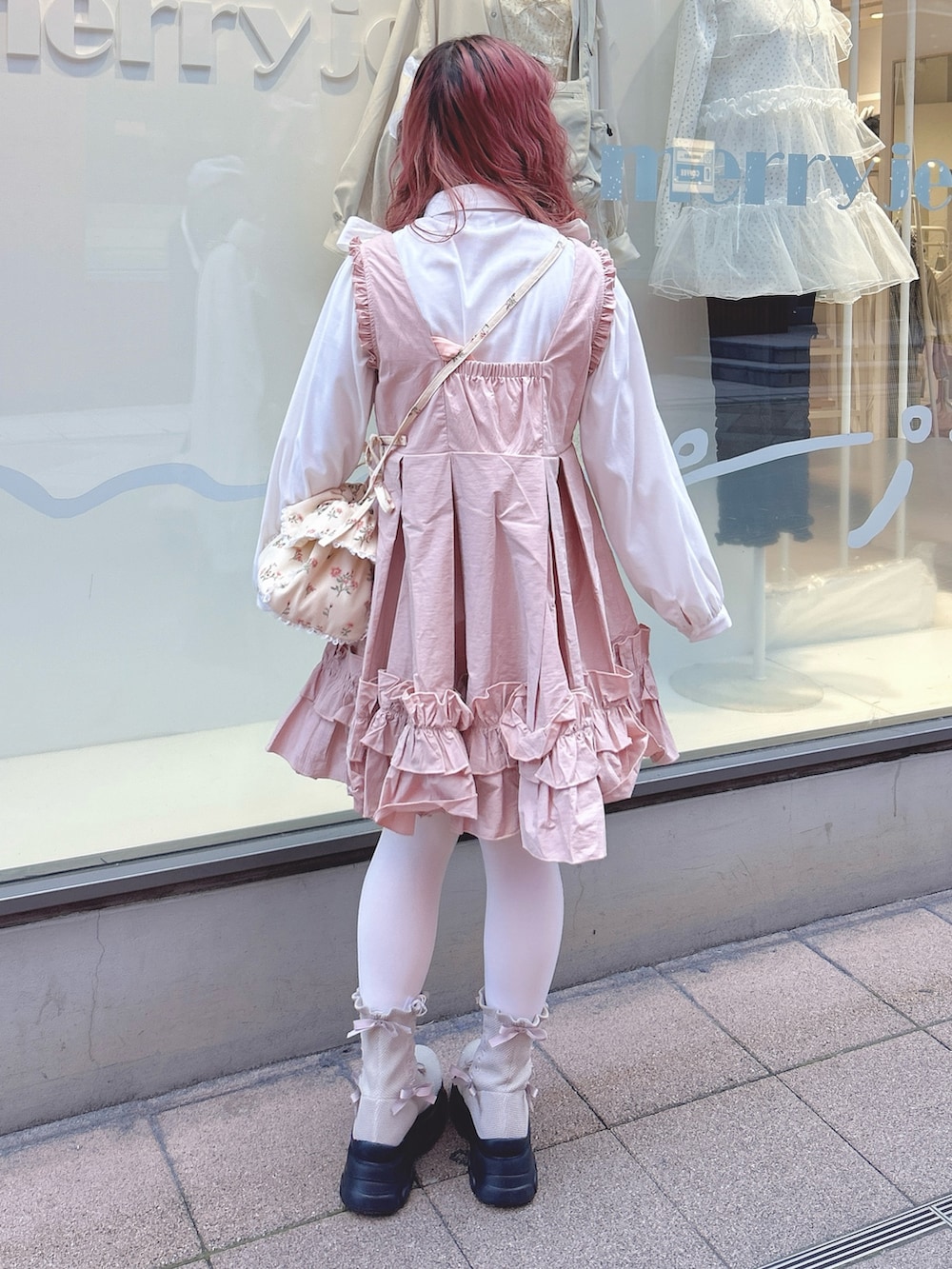 ホワイト系のシャツ/ブラウス、ピンク系のワンピース、ホワイト系のショルダーバッグを着用したレディースの冬コーディネートの4枚目の写真