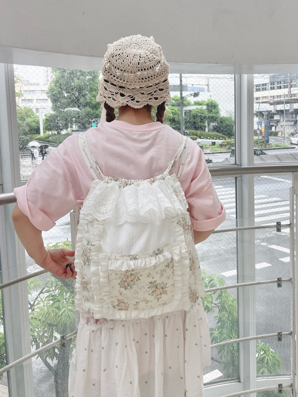 ピンク系のキャミソール、グレー系のスウェットパンツ、ピンク系のTシャツ/カットソーを着用したレディースの夏コーディネートの5枚目の写真