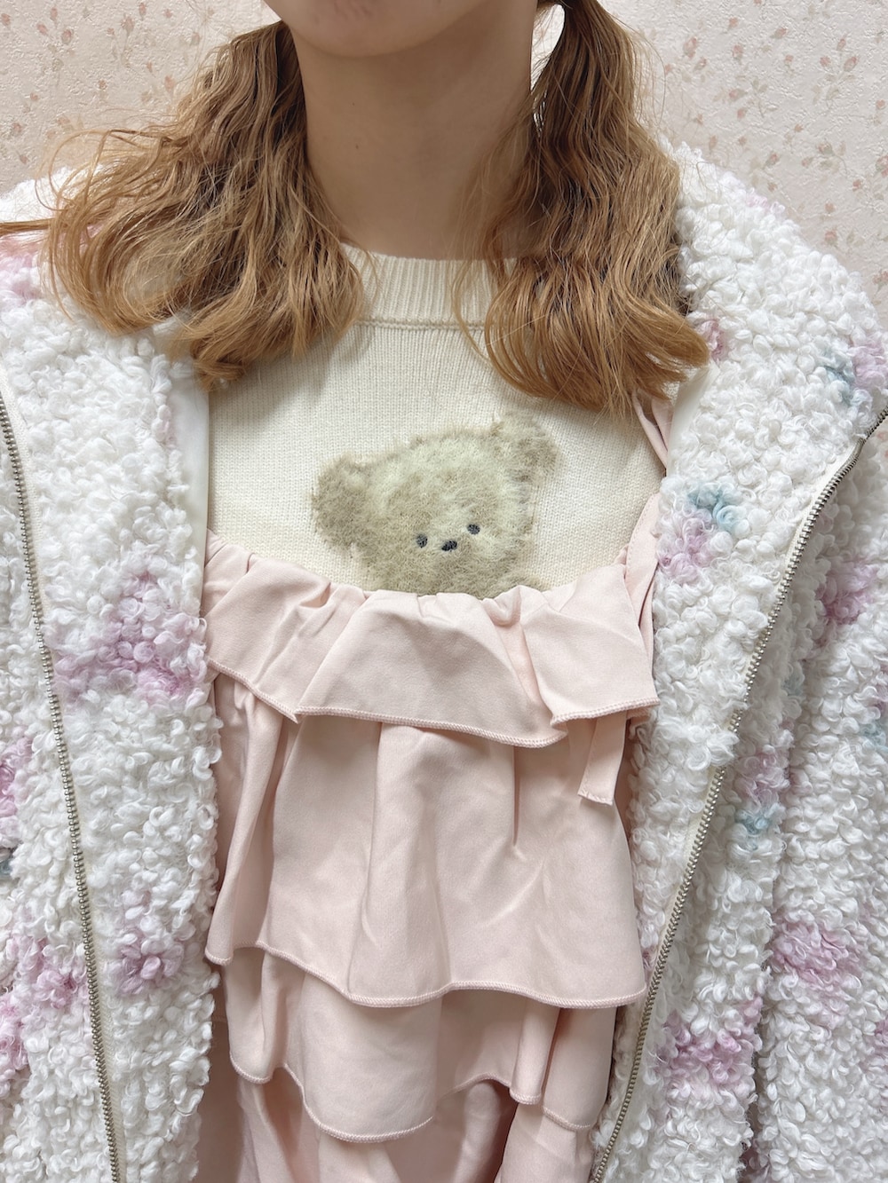 ピンク系のブルゾン、ピンク系のワンピース、ホワイト系のニット/セーターを着用したレディースの秋コーディネートの8枚目の写真