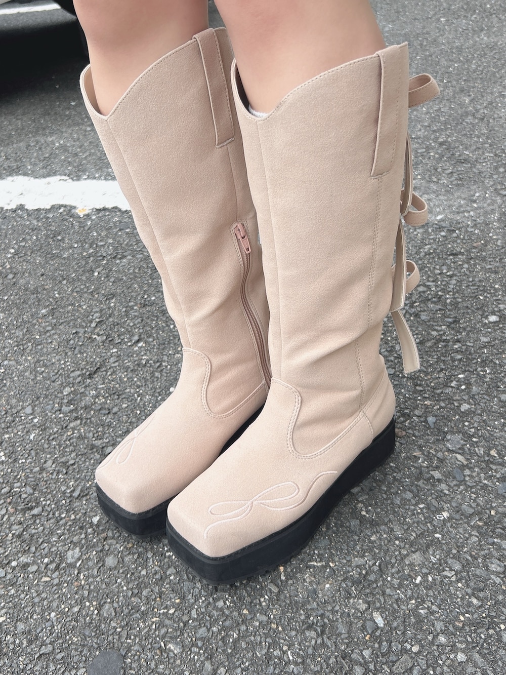 ピンク系のカーディガン/ボレロ、グレー系のシャツ/ブラウス、ホワイト系のその他パンツを着用したレディースの秋コーディネートの8枚目の写真