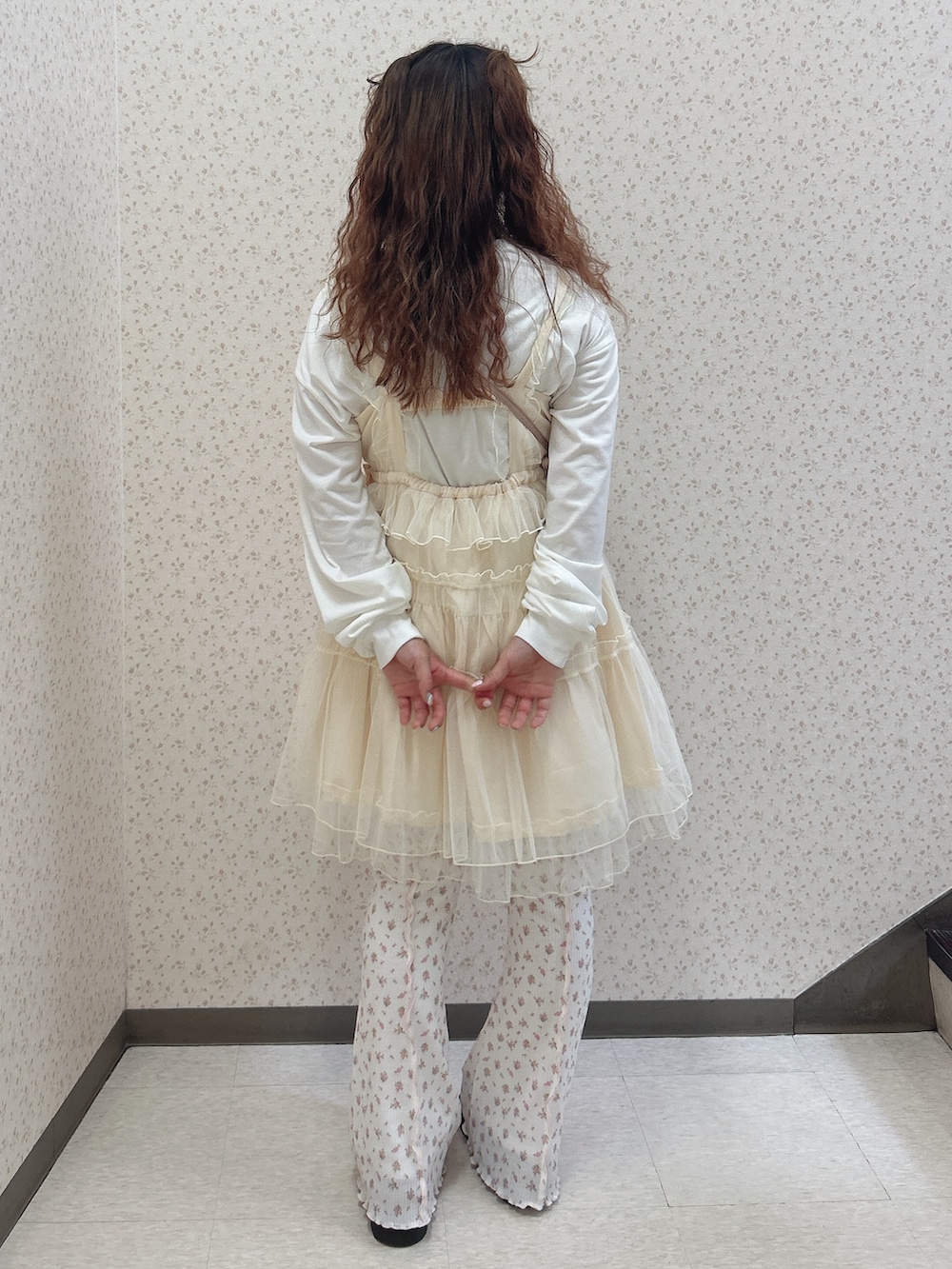 ホワイト系のワンピース、ピンク系のスウェットパンツ、レッド系のバレエシューズを着用したレディースの夏コーディネートの3枚目の写真