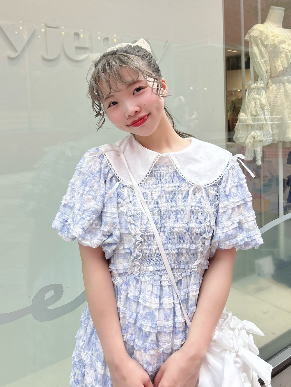 ホワイト系のシャツ/ブラウス、ブルー系のワンピース、ホワイト系のショルダーバッグを着用したレディースの夏コーディネートの4枚目の写真