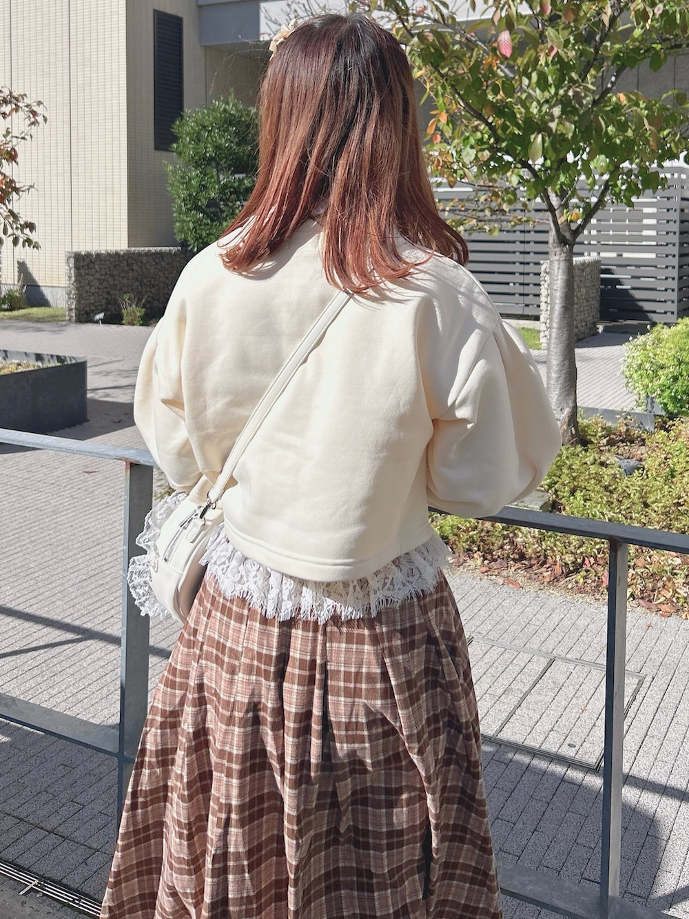 ホワイト系のショルダーバッグ、ホワイト系のカーディガン/ボレロ、ホワイト系のニット/セーターを着用したレディースの秋コーディネートの5枚目の写真