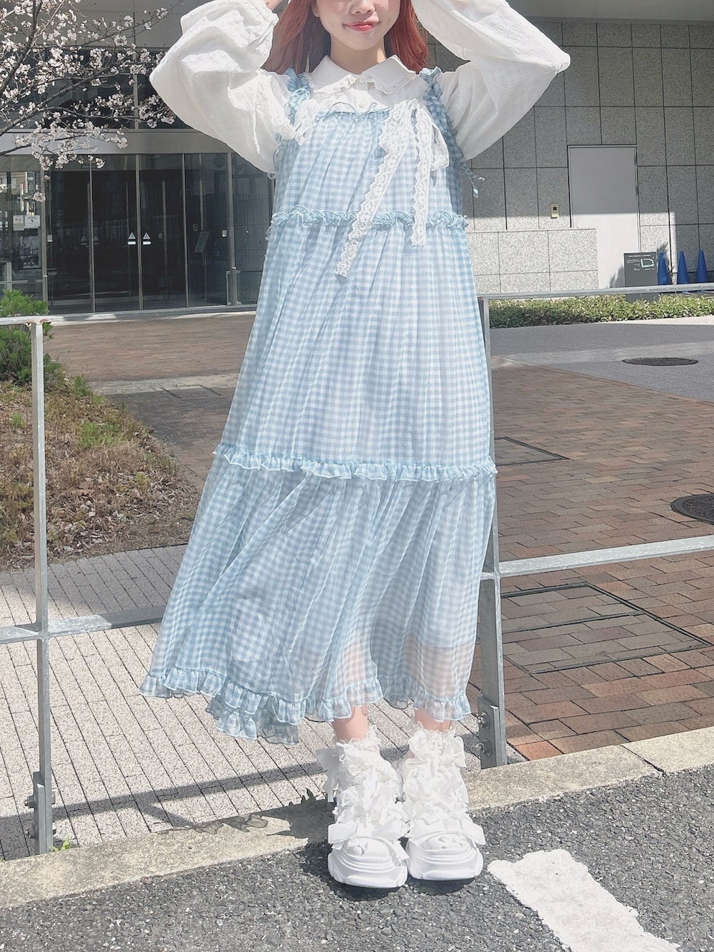 ブルー系のワンピース、ホワイト系のシャツ/ブラウス、ホワイト系のスニーカーを着用したレディースの春コーディネートの9枚目の写真