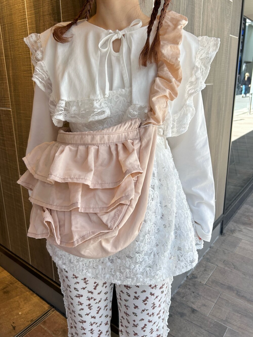 ホワイト系のTシャツ/カットソー、ピンク系のショルダーバッグ、ホワイト系のキャミソールを着用したレディースの春コーディネートの7枚目の写真