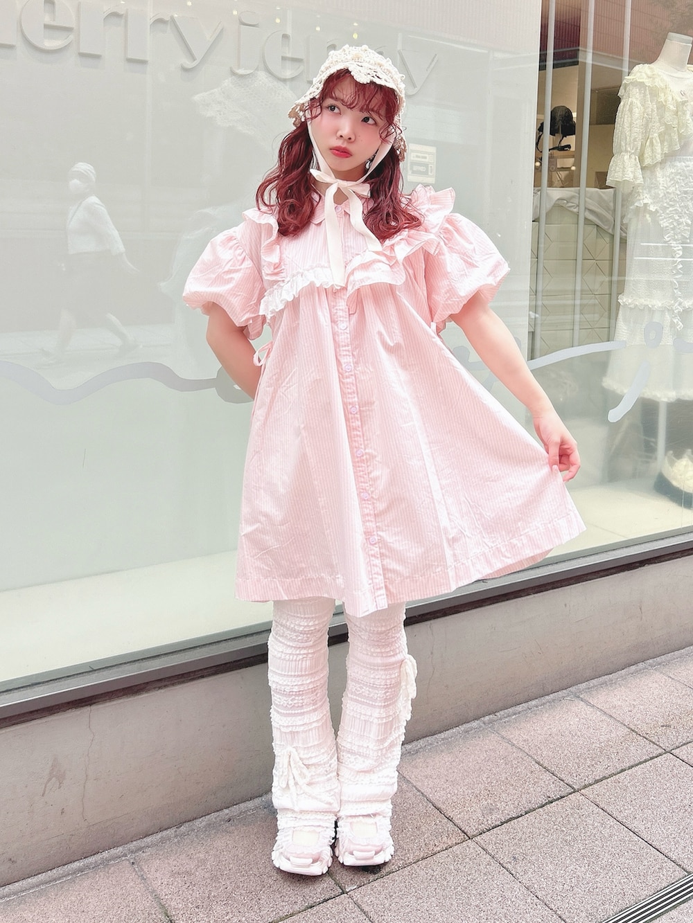 ピンク系のワンピース、ホワイト系のその他パンツ、ピンク系のスニーカーを着用したレディースの春コーディネートの3枚目の写真