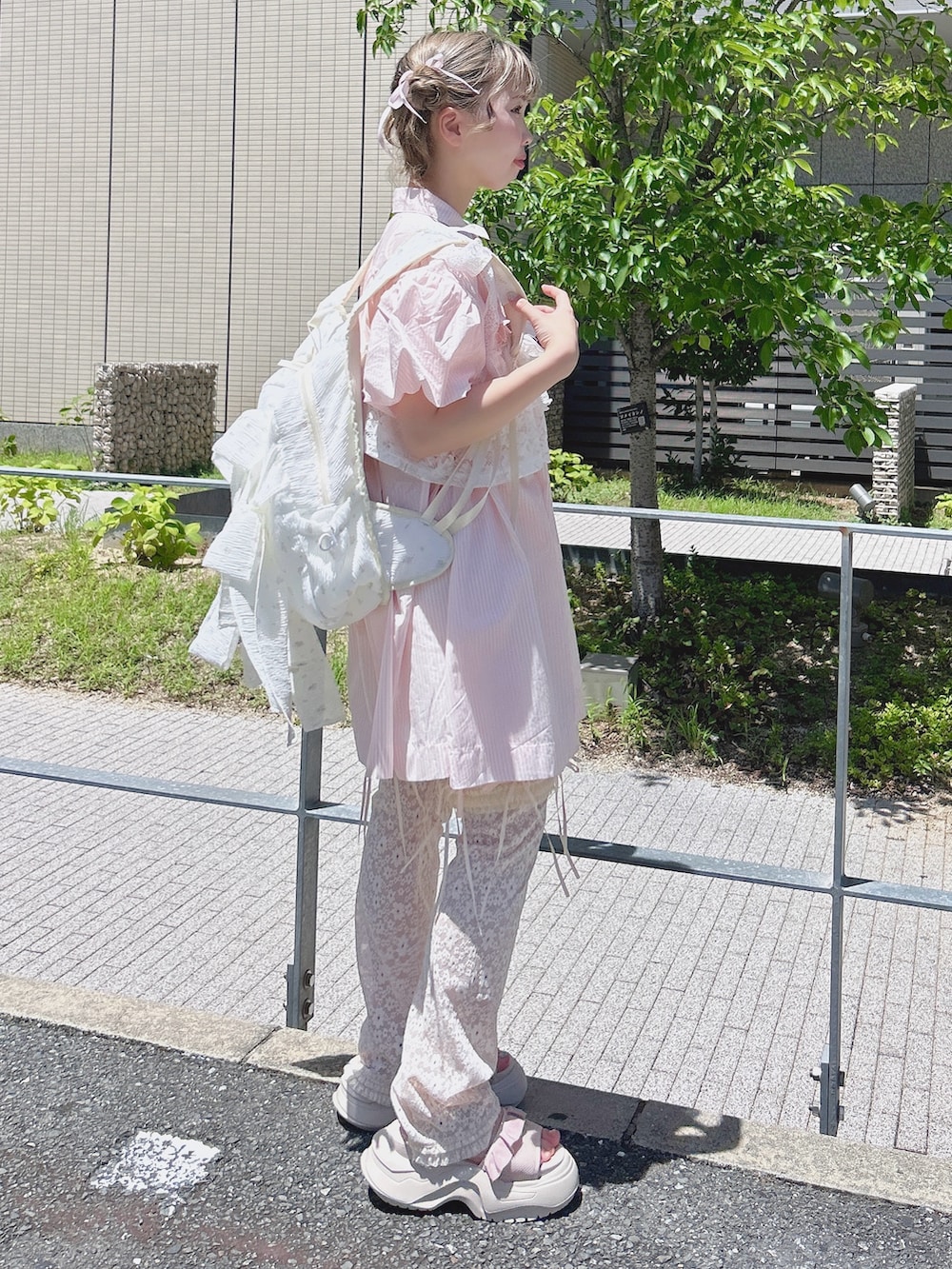 ピンク系のワンピース、ホワイト系のキャミソール、ホワイト系のその他パンツを着用したレディースの夏コーディネートの3枚目の写真