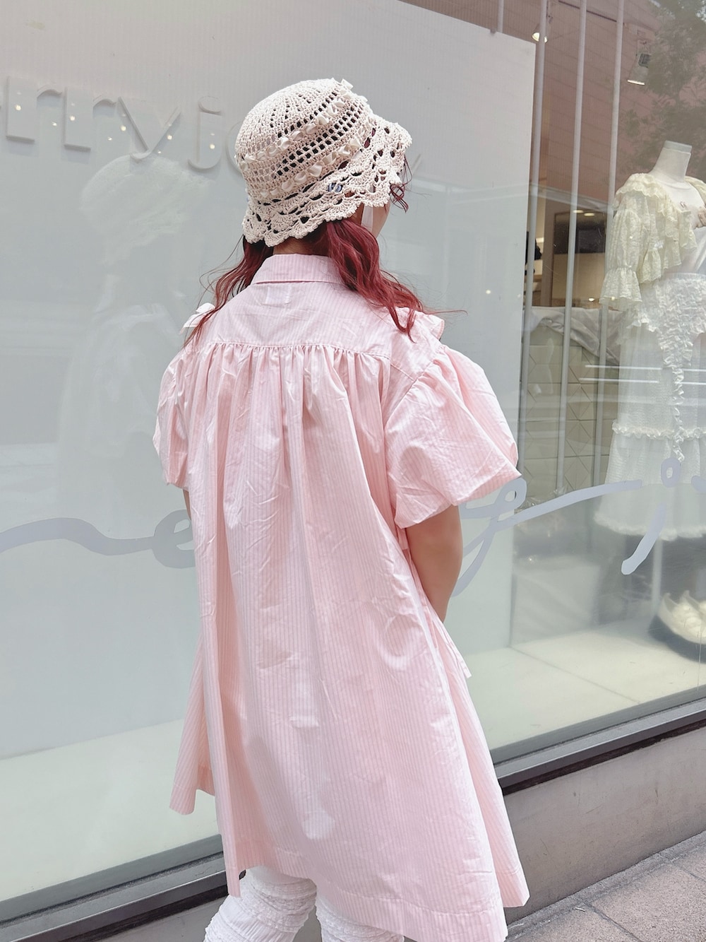 ピンク系のワンピース、ホワイト系のその他パンツ、ピンク系のスニーカーを着用したレディースの春コーディネートの5枚目の写真