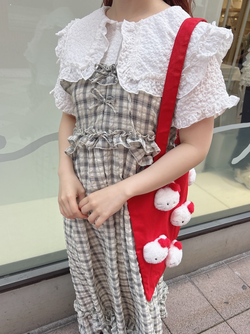 ブラック系のワンピース、ホワイト系のシャツ/ブラウス、レッド系のトートバッグを着用したレディースの夏コーディネートの6枚目の写真