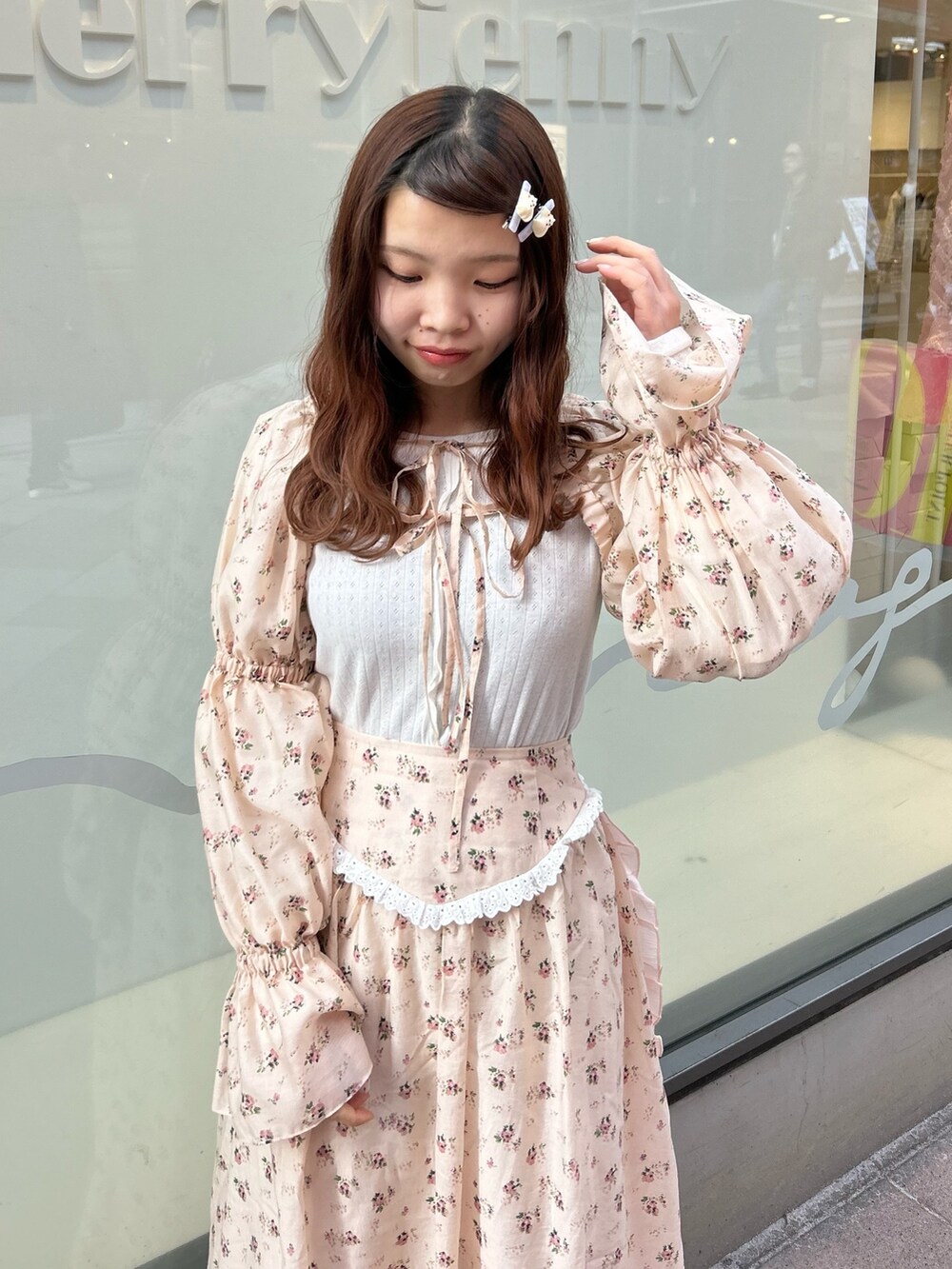 ピンク系のカーディガン/ボレロ、ホワイト系のTシャツ/カットソー、ピンク系のスカートを着用したレディースの春コーディネートの5枚目の写真