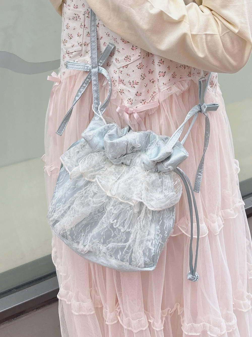 ピンク系のワンピース、イエロー系のTシャツ/カットソー、ブルー系のショルダーバッグを着用したレディースの秋コーディネートの8枚目の写真