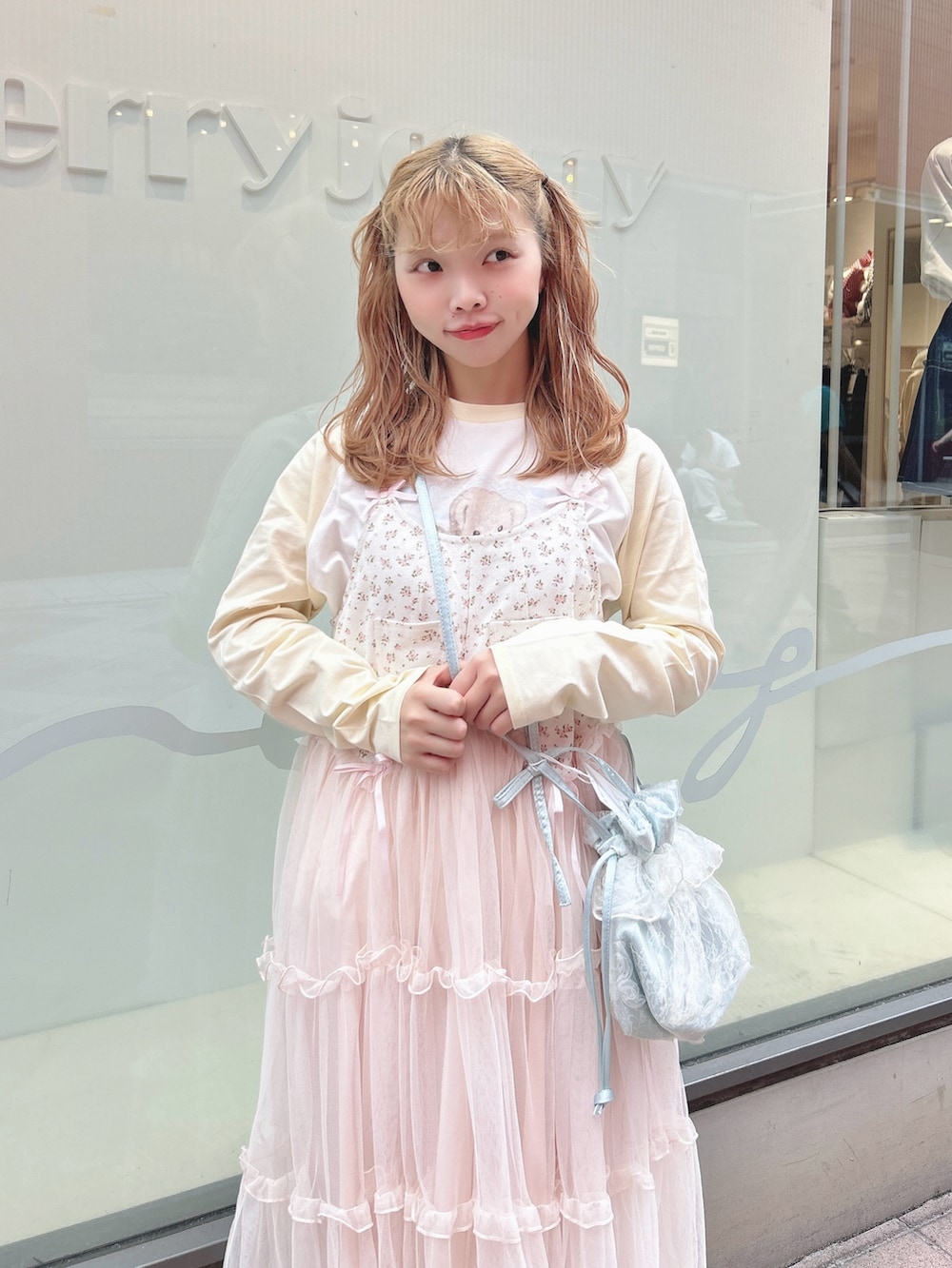 ピンク系のワンピース、イエロー系のTシャツ/カットソー、ブルー系のショルダーバッグを着用したレディースの秋コーディネートの6枚目の写真