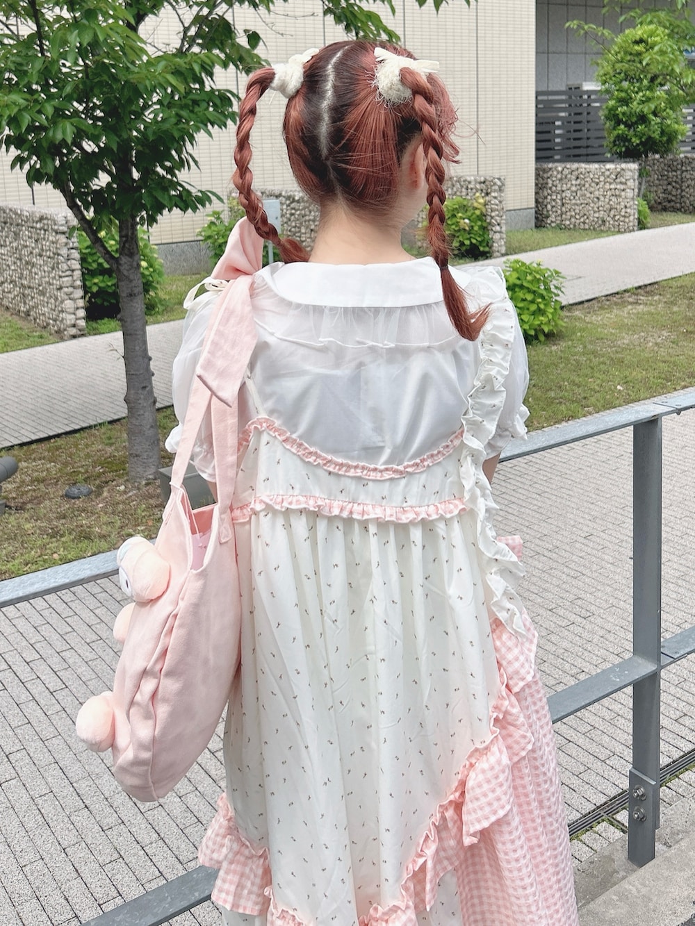 ピンク系のワンピース、ホワイト系のシャツ/ブラウス、ホワイト系のサンダルを着用したレディースの春コーディネートの5枚目の写真