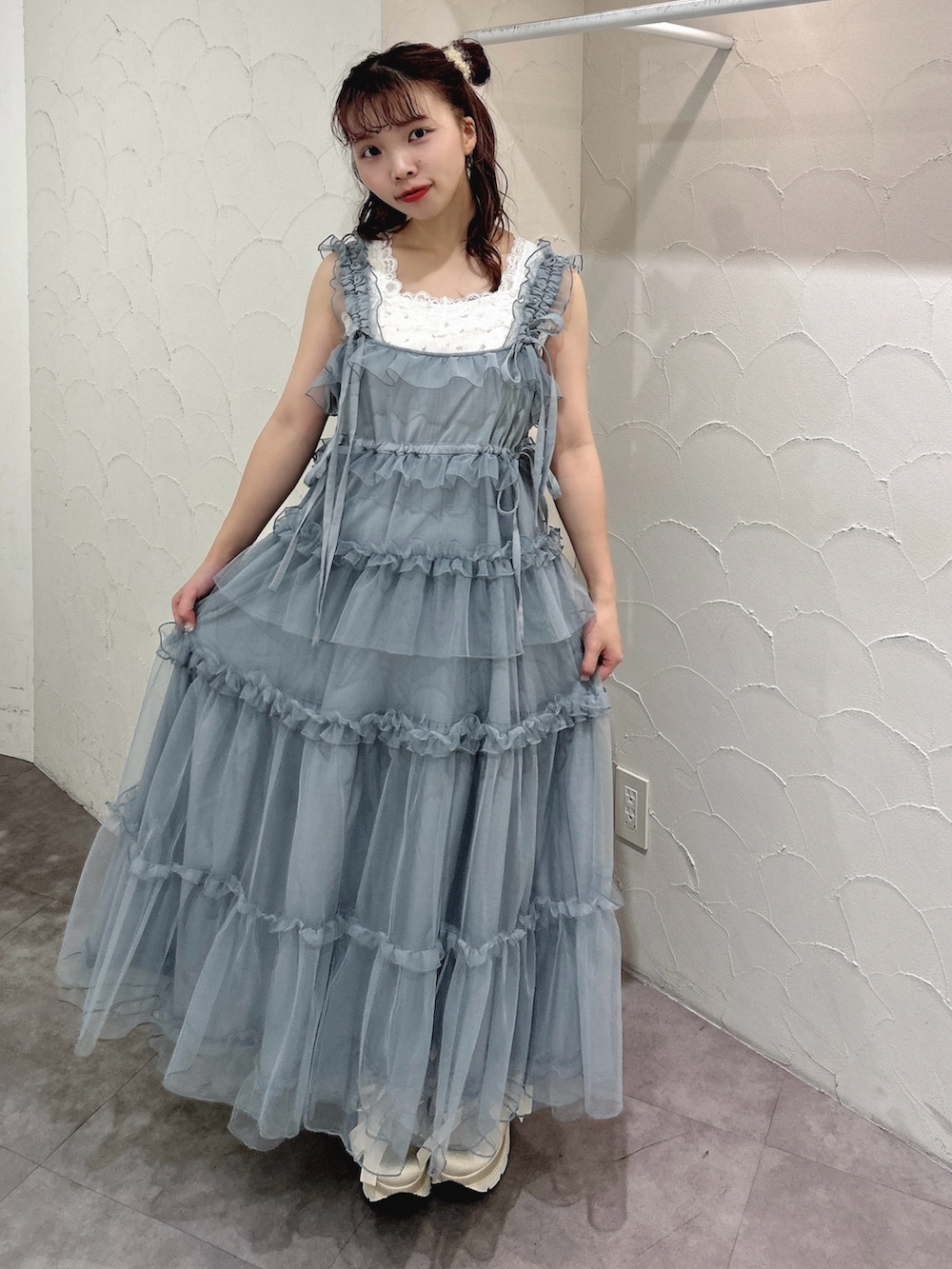 ブルー系のワンピース、ブルー系のキャミソール、ホワイト系のスニーカーを着用したレディースの夏コーディネートの2枚目の写真