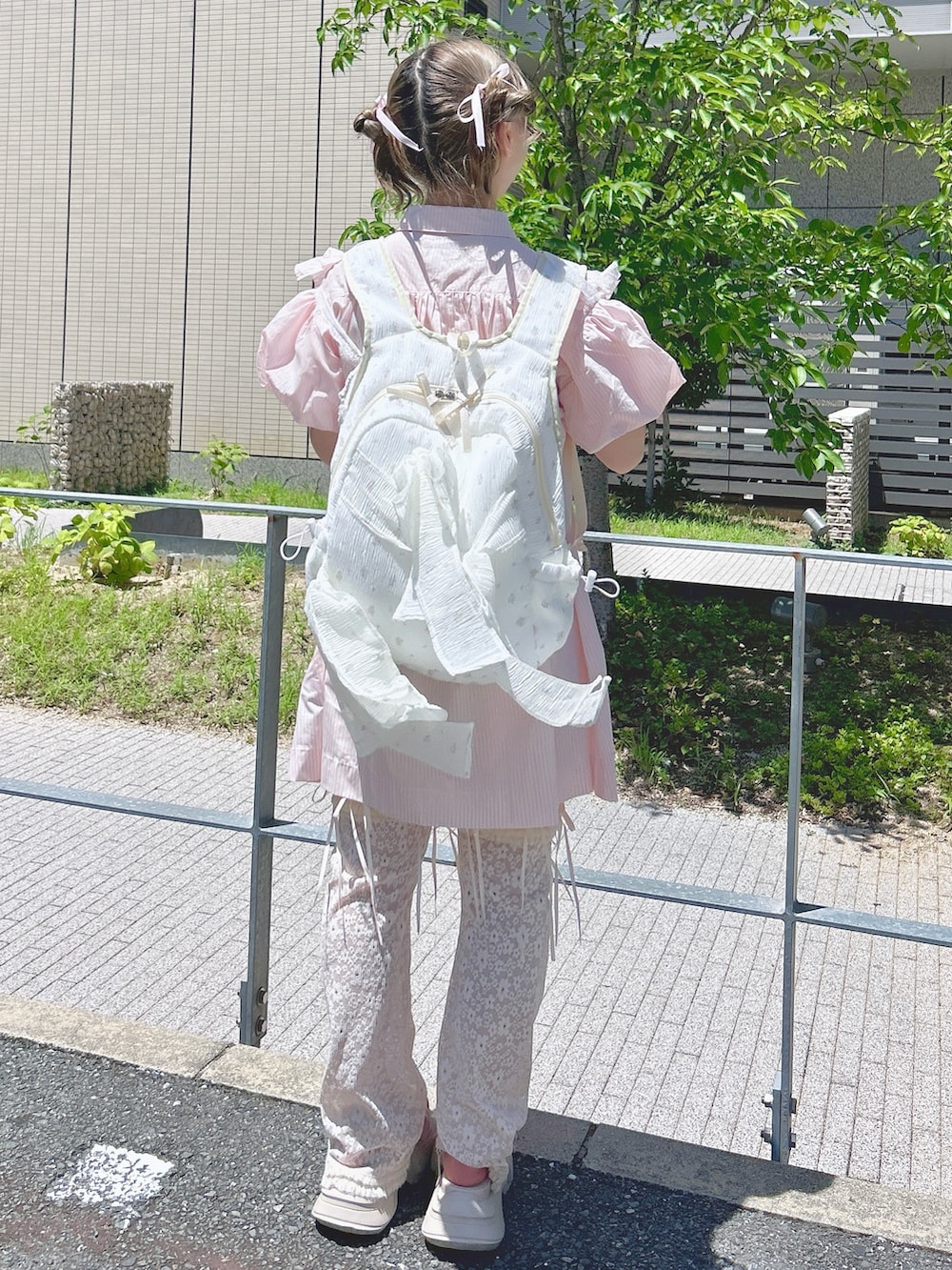 ピンク系のワンピース、ホワイト系のキャミソール、ホワイト系のその他パンツを着用したレディースの夏コーディネートの4枚目の写真