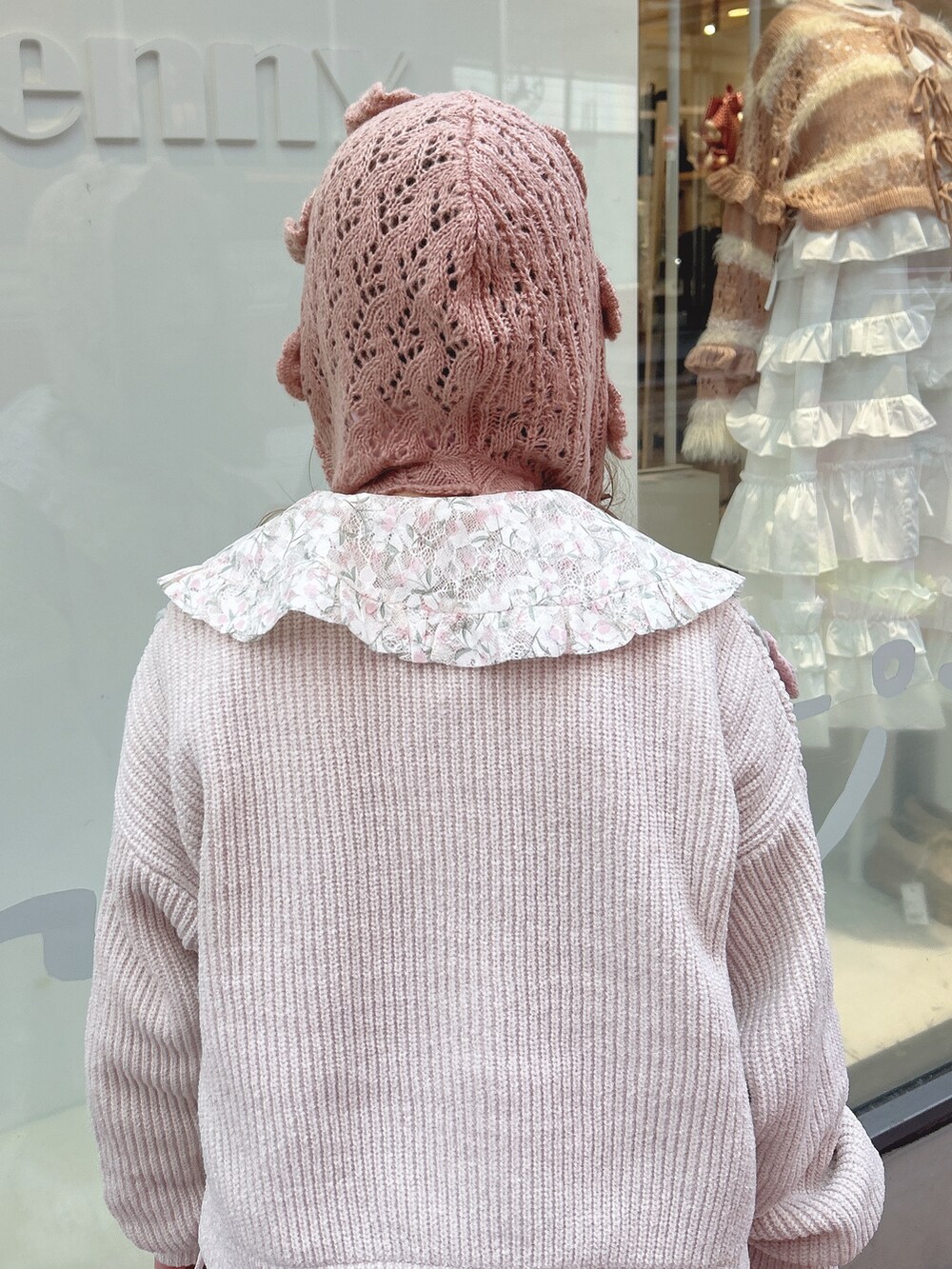 ピンク系のワンピース、ホワイト系のカーディガン/ボレロ、ピンク系のハンドバッグを着用したレディースの秋コーディネートの6枚目の写真