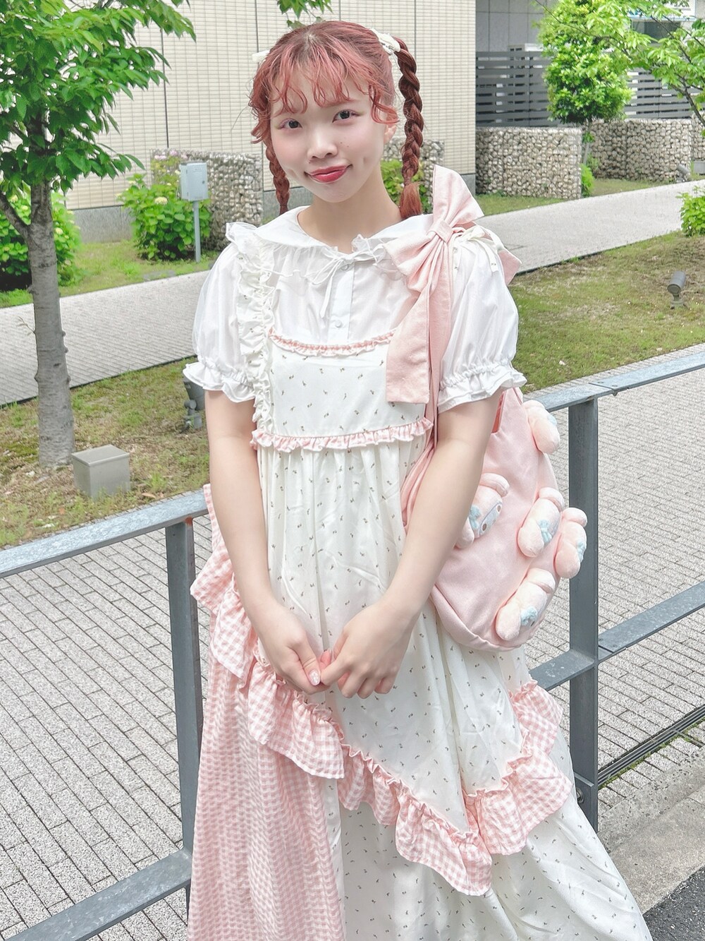 ピンク系のワンピース、ホワイト系のシャツ/ブラウス、ホワイト系のサンダルを着用したレディースの春コーディネートの4枚目の写真