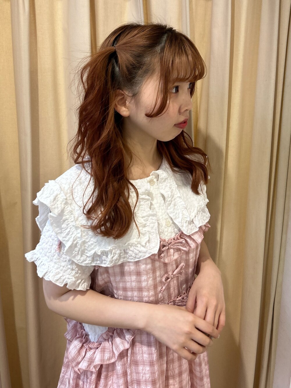 ピンク系のワンピース、ホワイト系のシャツ/ブラウス、ブルー系のサンダルを着用したレディースの夏コーディネートの5枚目の写真