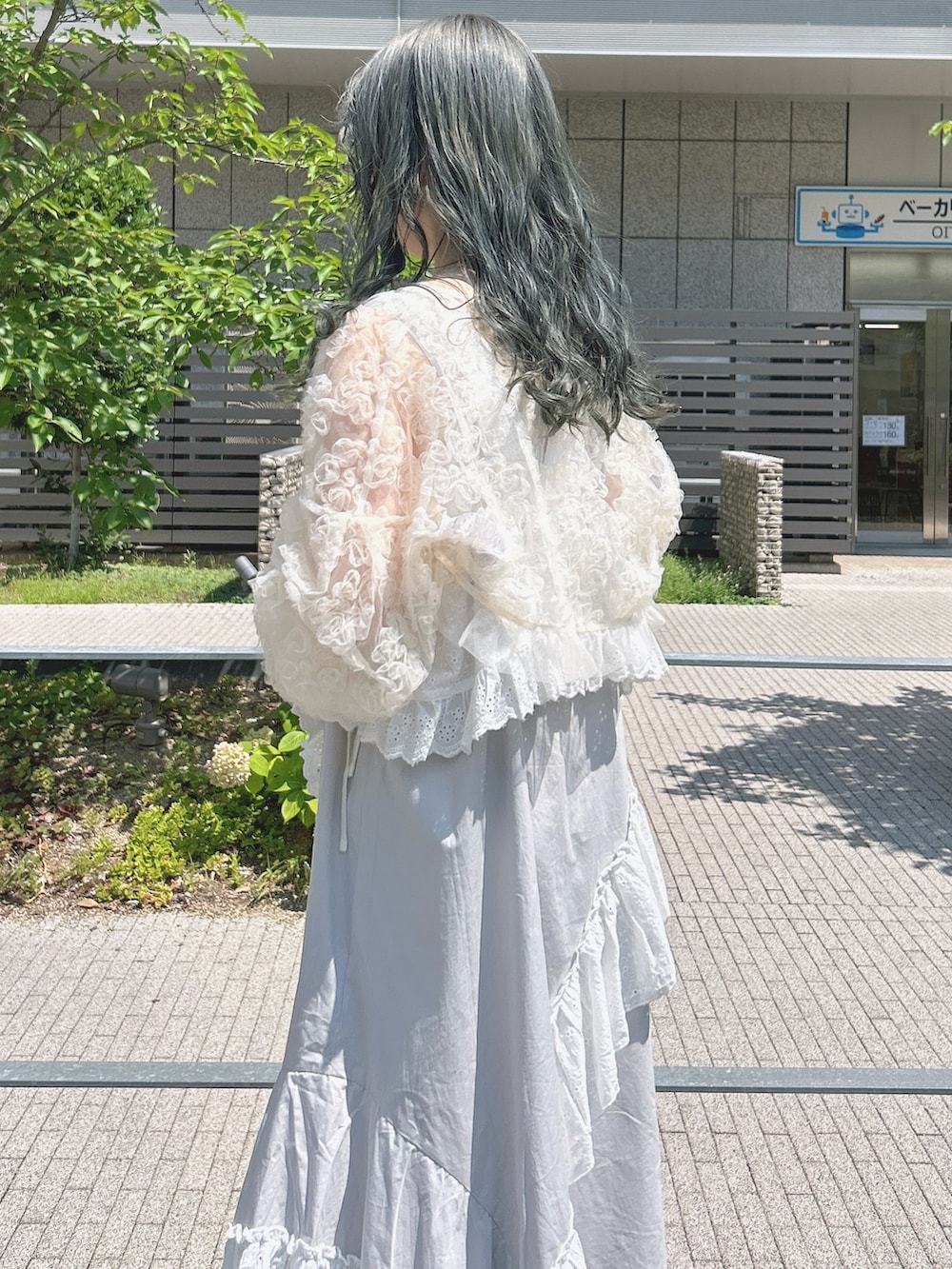 グレー系のワンピース、ホワイト系のキャミソール、ホワイト系のシャツ/ブラウスを着用したレディースの夏コーディネートの5枚目の写真