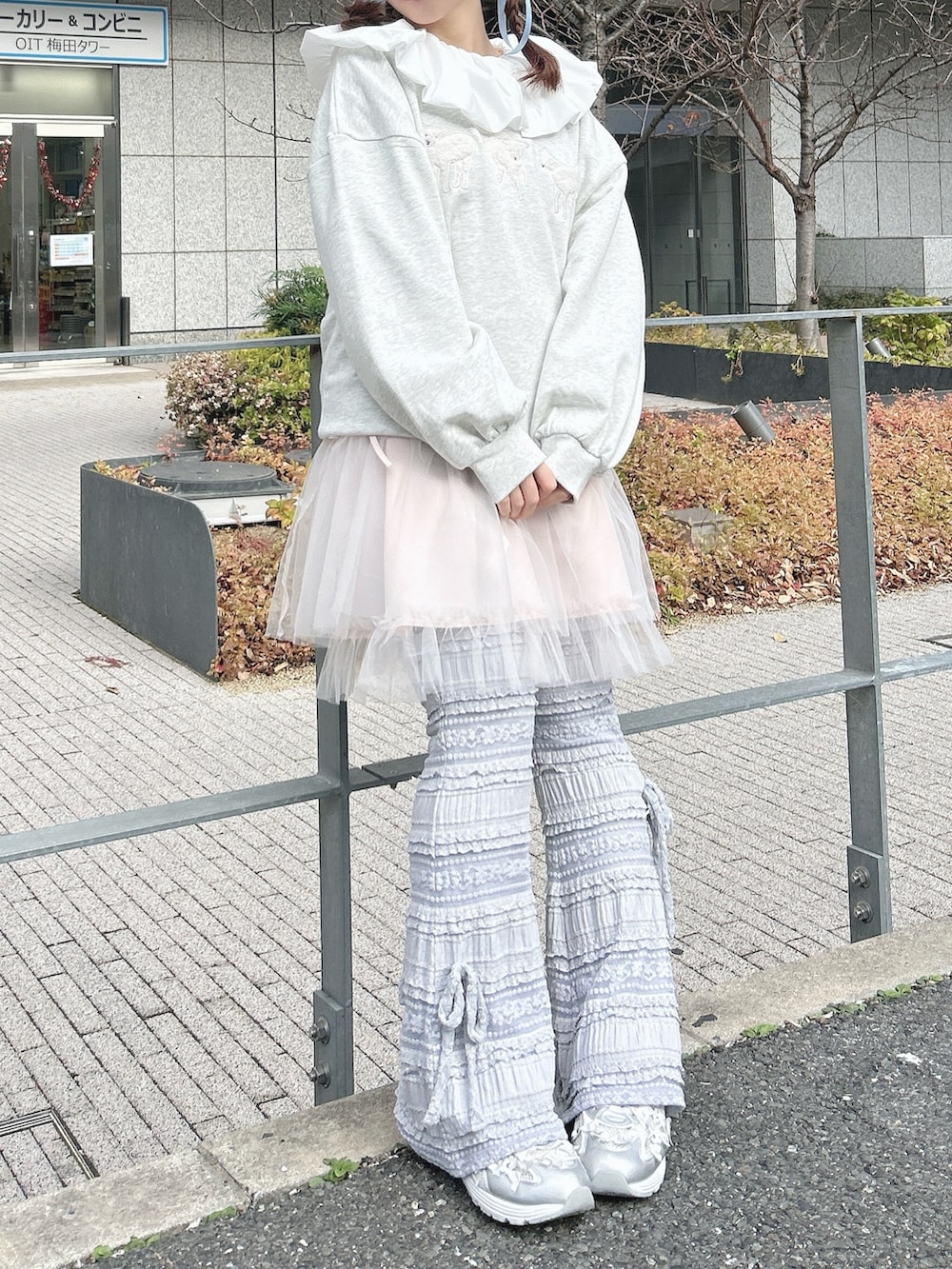 グレー系のスウェット、ピンク系のワンピース、ホワイト系のシャツ/ブラウスを着用したレディースの冬コーディネートの9枚目の写真