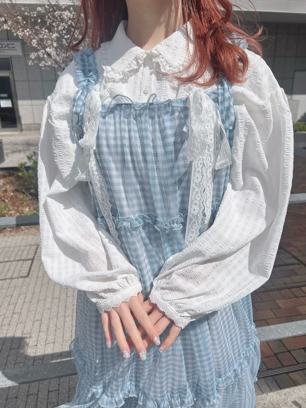 ブルー系のワンピース、ホワイト系のシャツ/ブラウス、ホワイト系のスニーカーを着用したレディースの春コーディネートの7枚目の写真