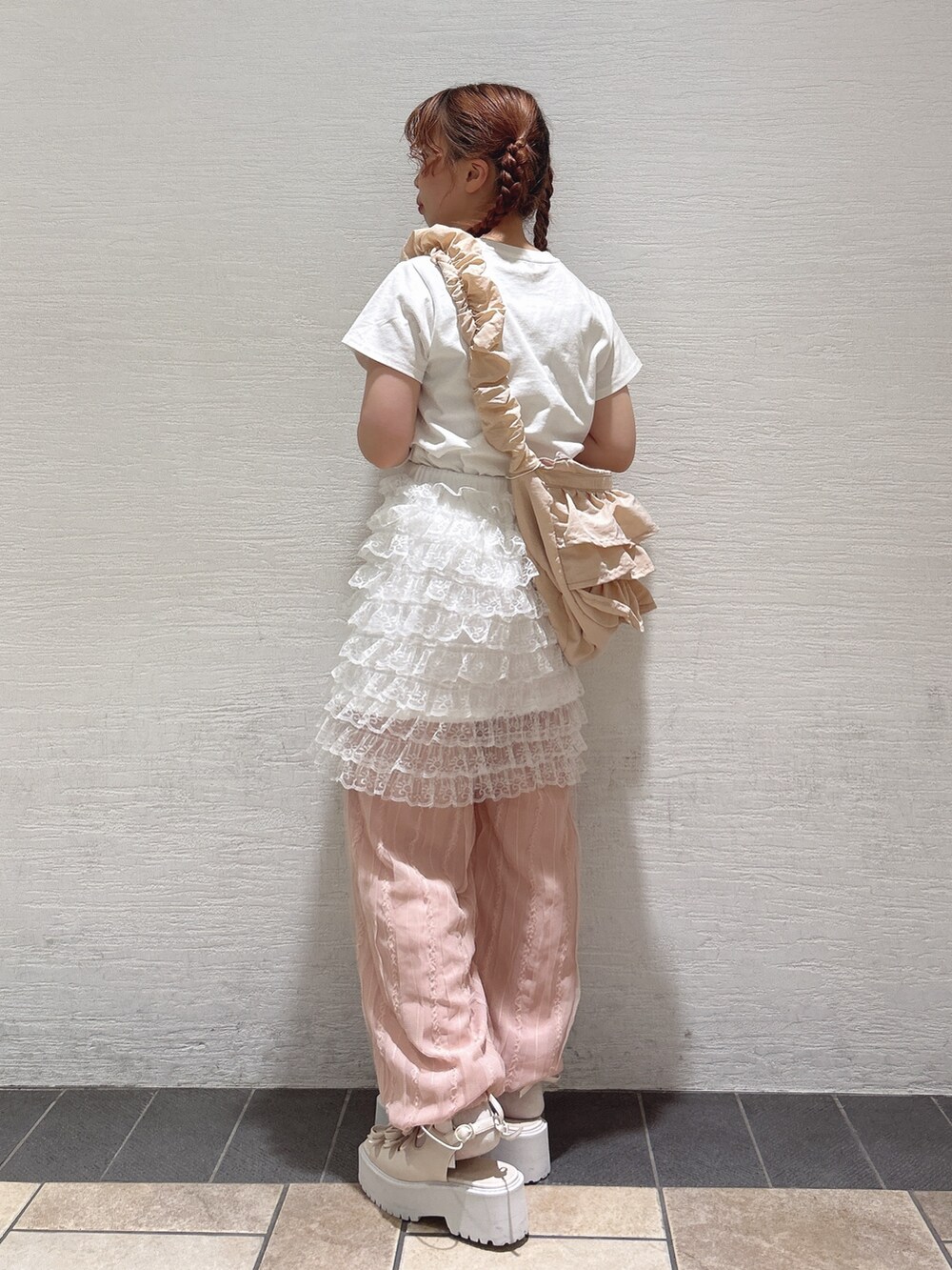 ホワイト系のスカート、ホワイト系のTシャツ/カットソー、ピンク系のショルダーバッグを着用したレディースの夏コーディネートの4枚目の写真