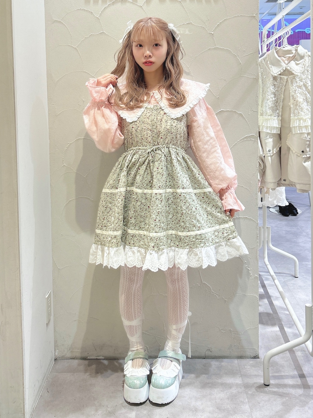 グリーン系のワンピース、ピンク系のシャツ/ブラウス、グリーン系のスニーカーを着用したレディースの冬コーディネートの2枚目の写真