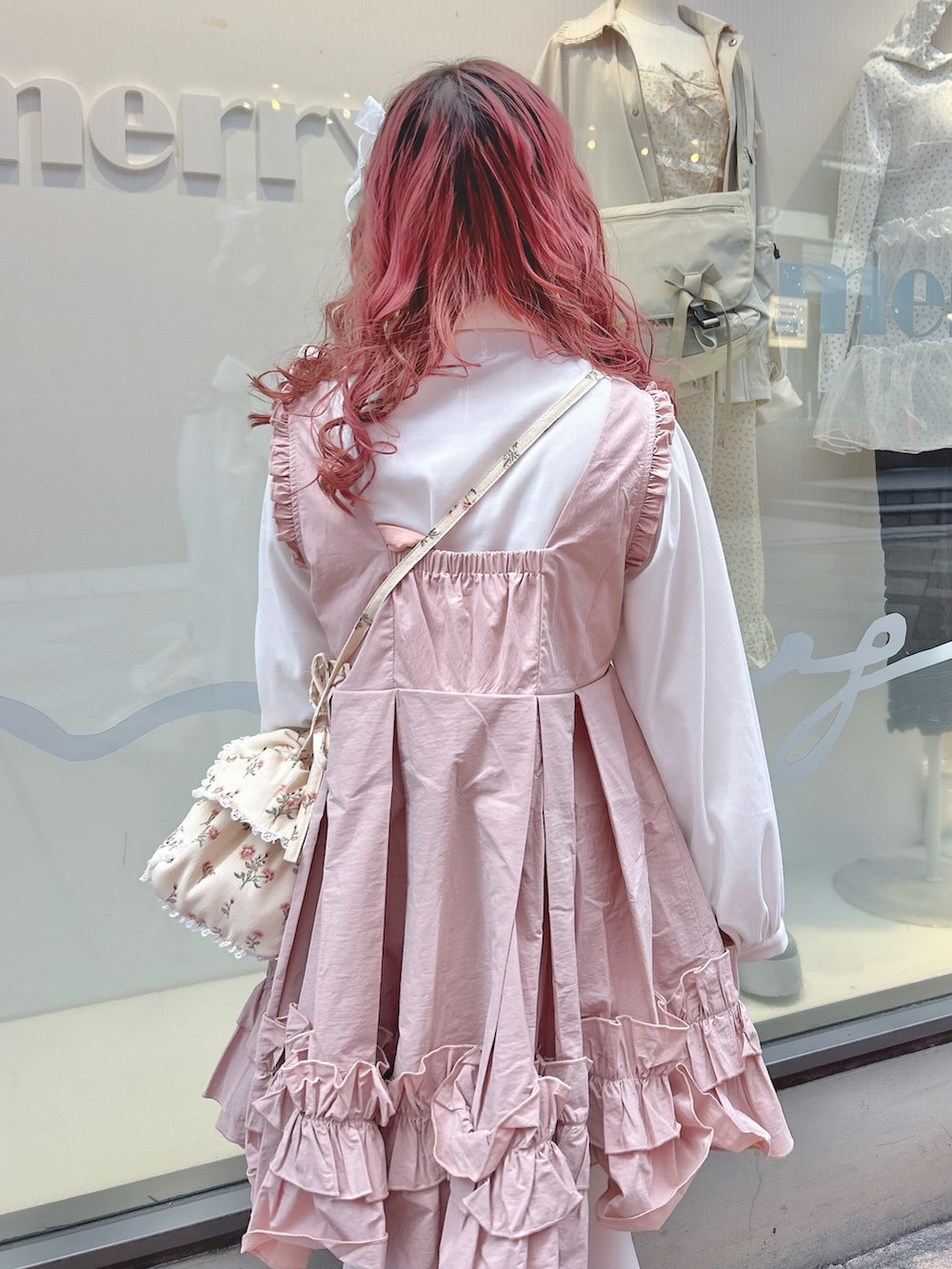 ホワイト系のシャツ/ブラウス、ピンク系のワンピース、ホワイト系のショルダーバッグを着用したレディースの冬コーディネートの6枚目の写真