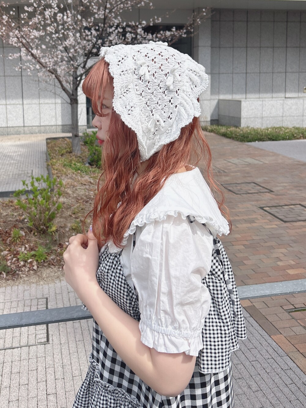 その他のワンピース、ホワイト系のシャツ/ブラウス、ホワイト系のサンダルを着用したレディースの春コーディネートの7枚目の写真