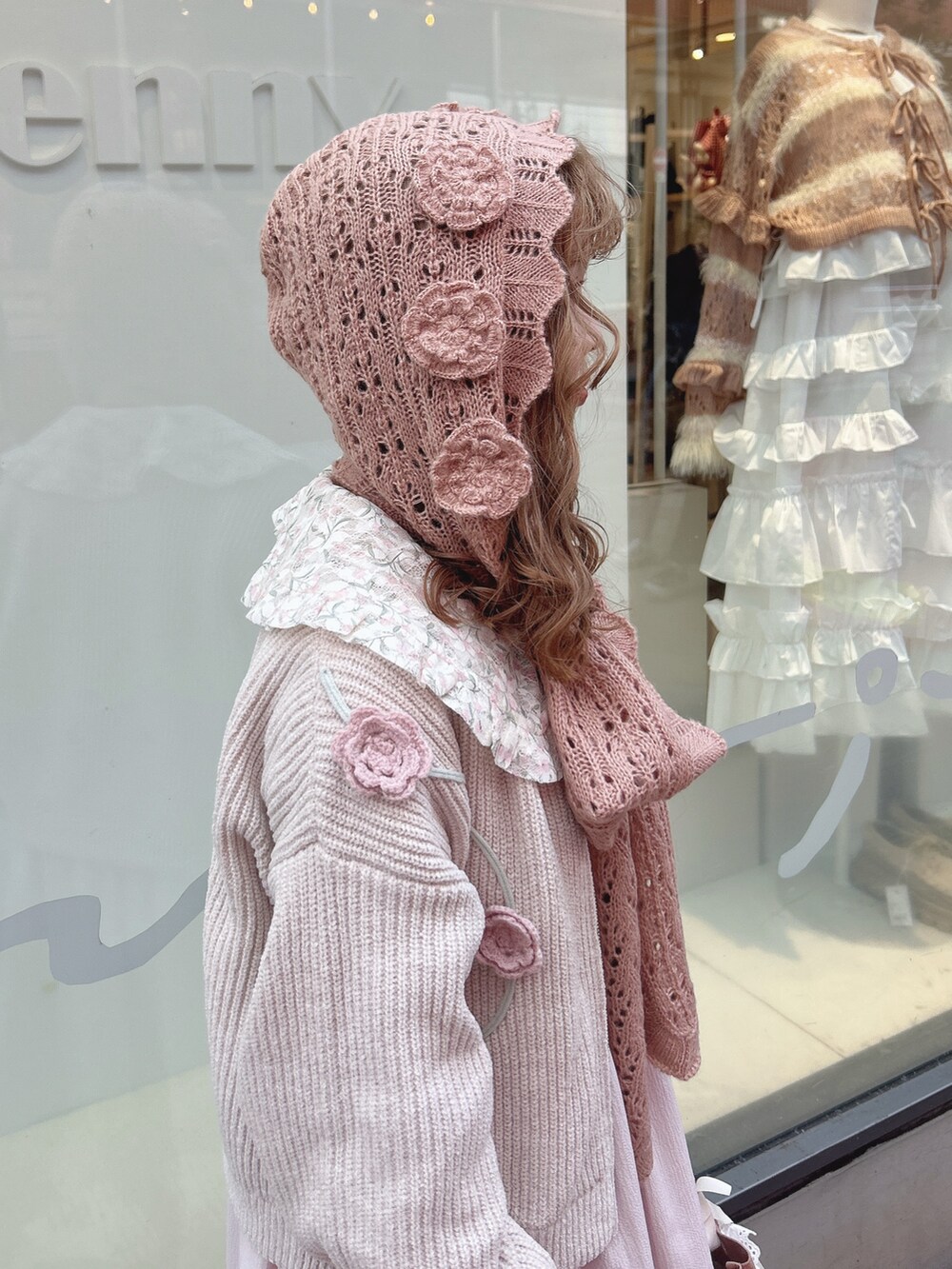 ピンク系のワンピース、ホワイト系のカーディガン/ボレロ、ピンク系のハンドバッグを着用したレディースの秋コーディネートの5枚目の写真