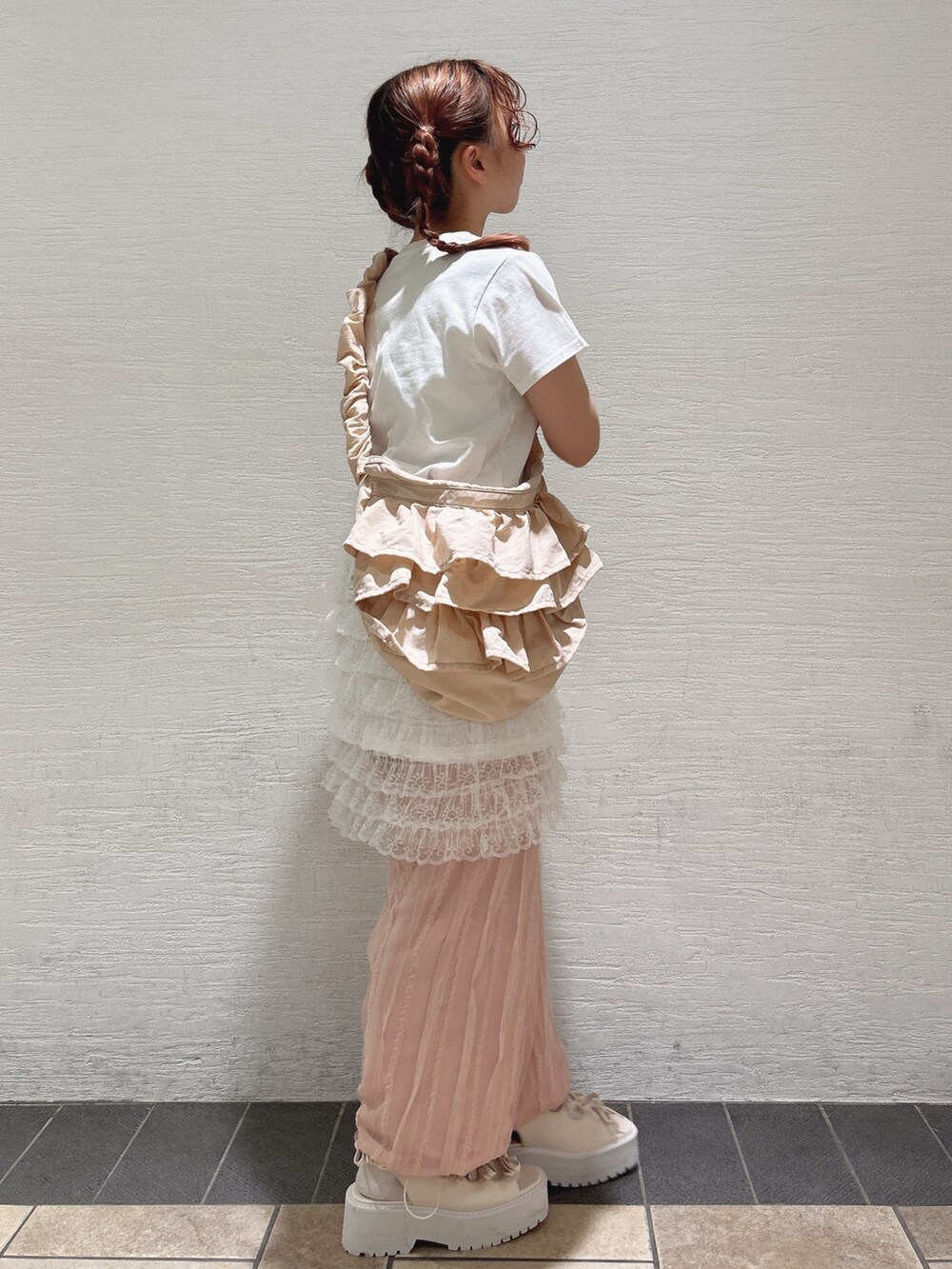 ホワイト系のスカート、ホワイト系のTシャツ/カットソー、ピンク系のショルダーバッグを着用したレディースの夏コーディネートの3枚目の写真