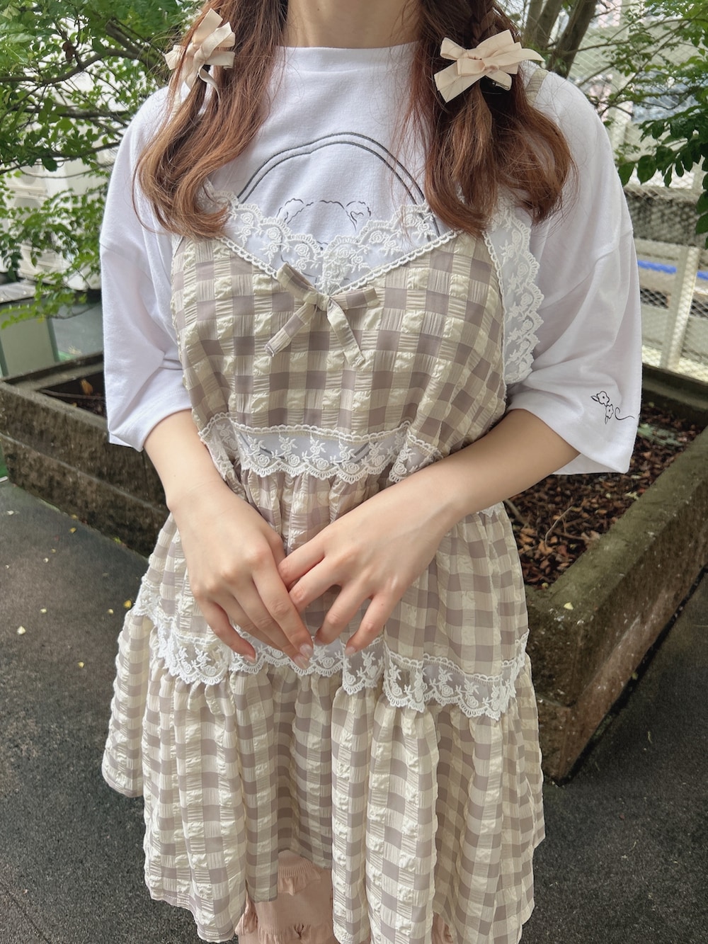 ピンク系のスウェットパンツ、ホワイト系のスニーカー、ベージュ系のキャミソールを着用したレディースの夏コーディネートの8枚目の写真