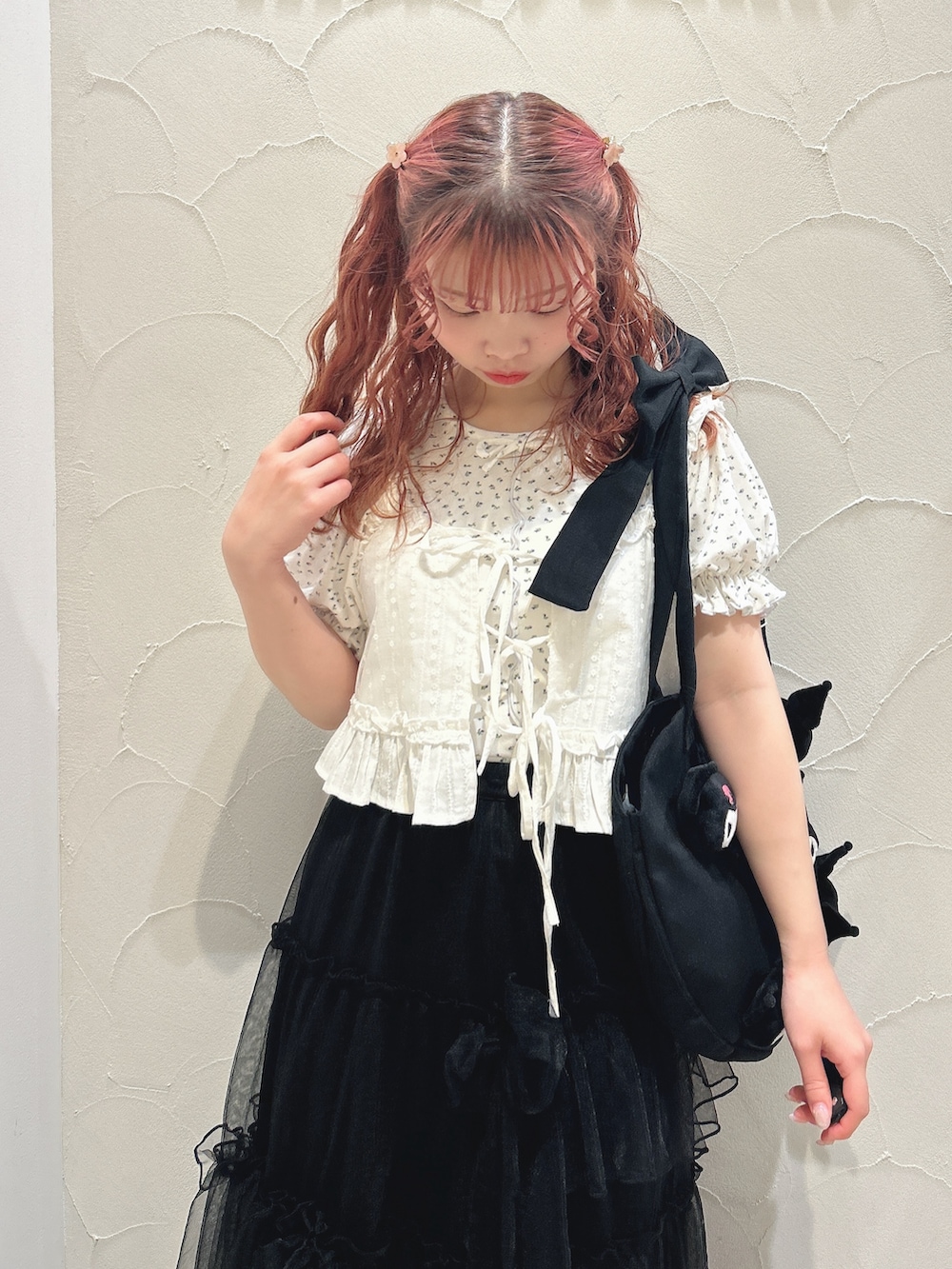 ホワイト系のシャツ/ブラウス、ブラック系のスカート、ブラック系のトートバッグを着用したレディースの春コーディネートの4枚目の写真