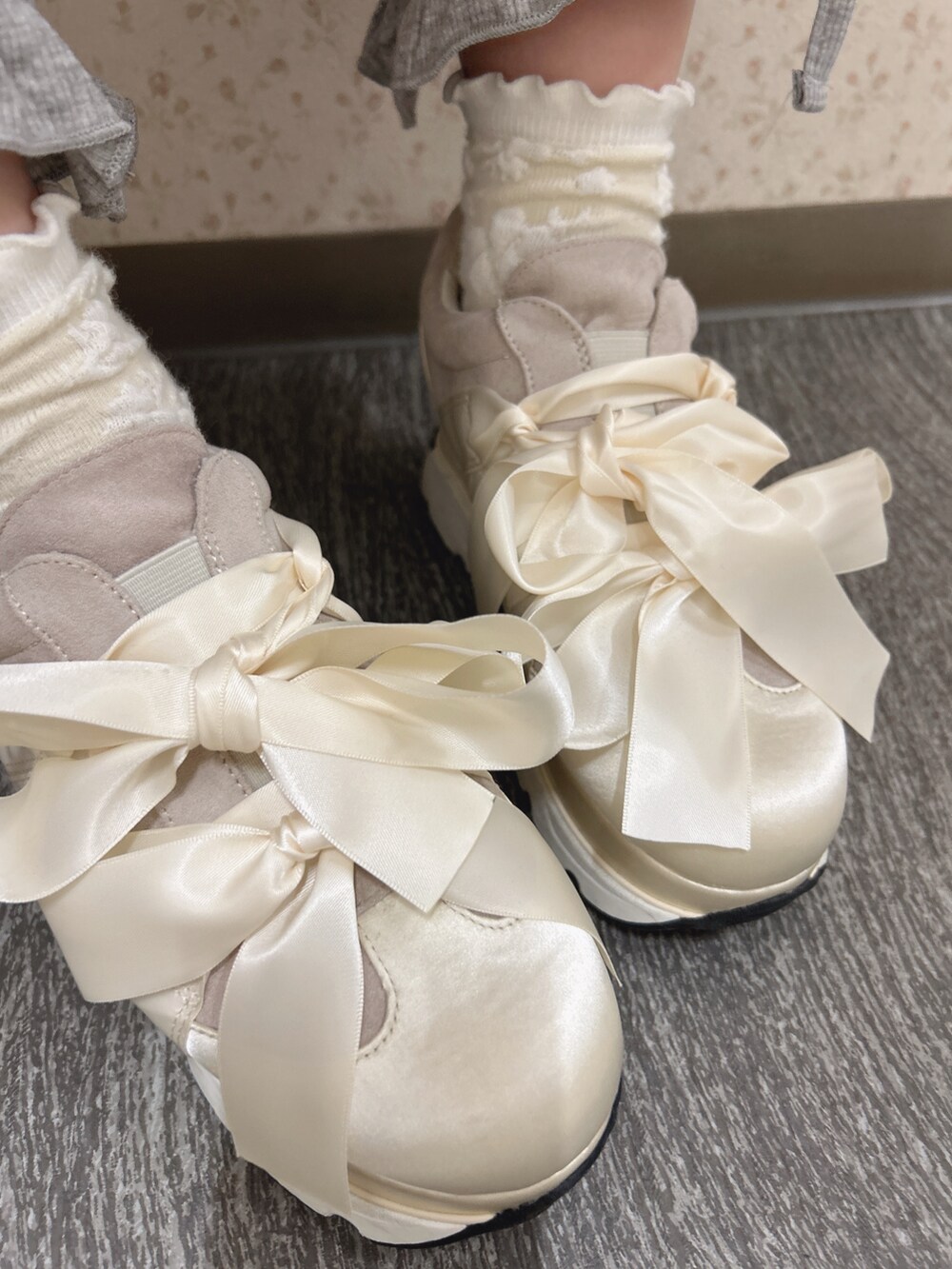 ピンク系のブルゾン、ピンク系のワンピース、ホワイト系のニット/セーターを着用したレディースの秋コーディネートの10枚目の写真