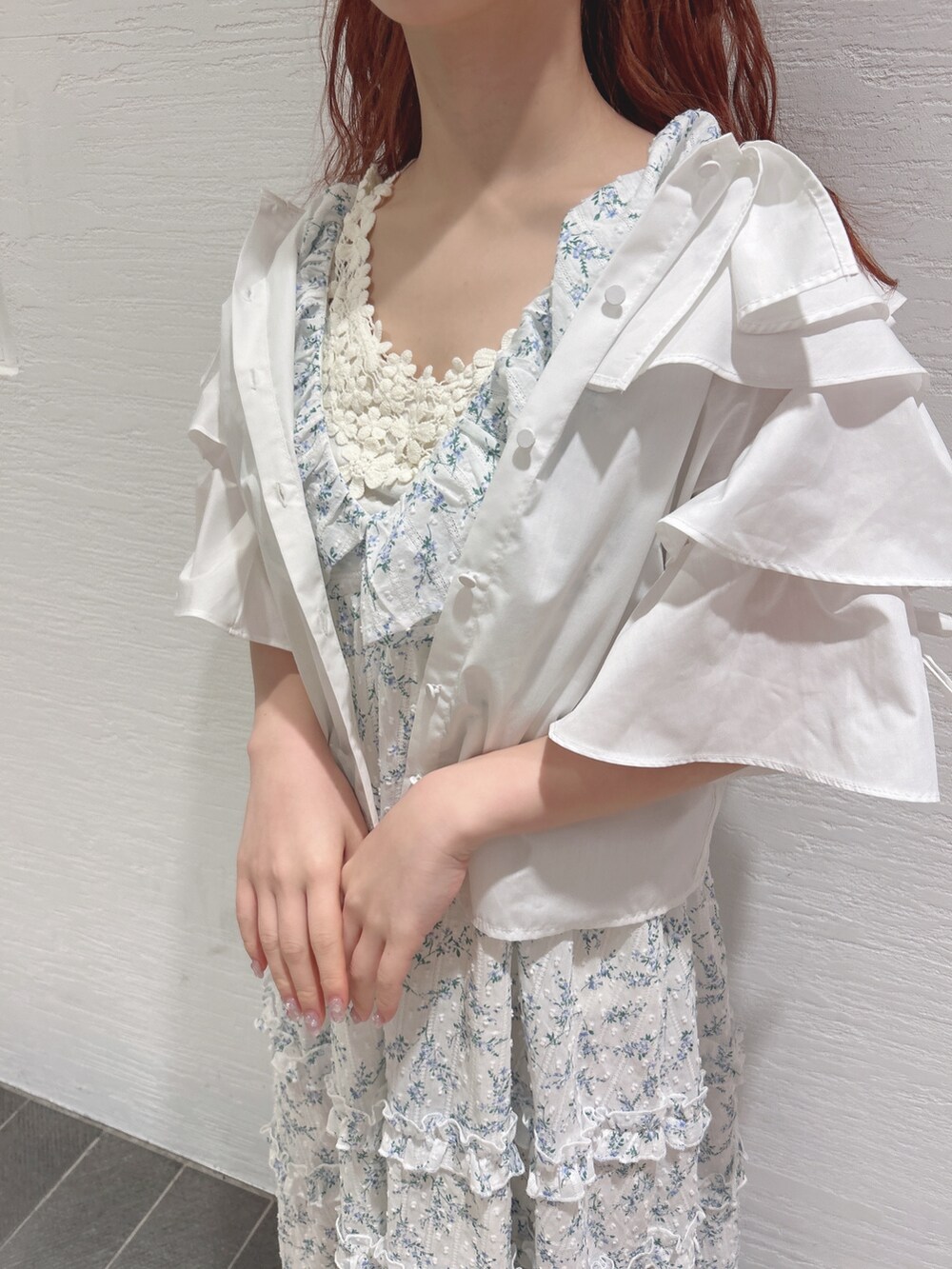 ホワイト系のワンピース、ホワイト系のシャツ/ブラウス、ブルー系のサンダルを着用したレディースの春コーディネートの7枚目の写真