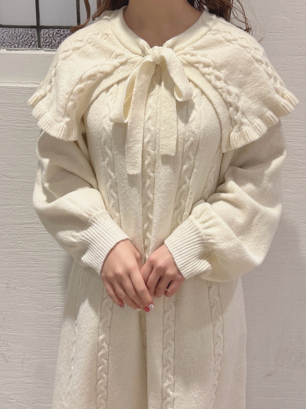 ホワイト系のワンピース、ホワイト系のローファーを着用したレディースの秋コーディネートの9枚目の写真