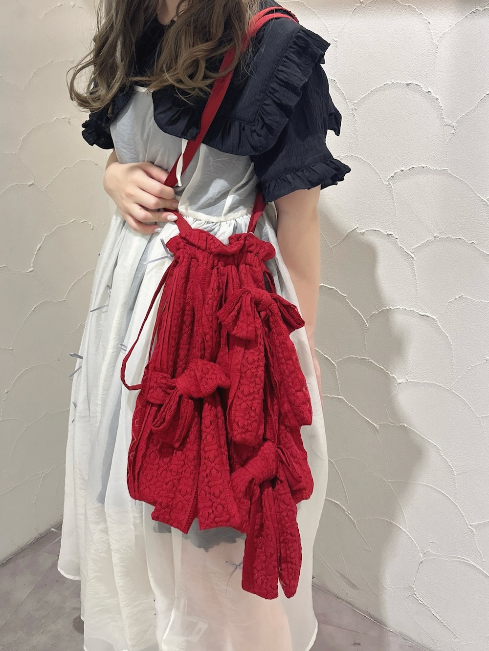 ホワイト系のワンピース、ブラック系のワンピース、レッド系のトートバッグを着用したレディースの夏コーディネートの8枚目の写真