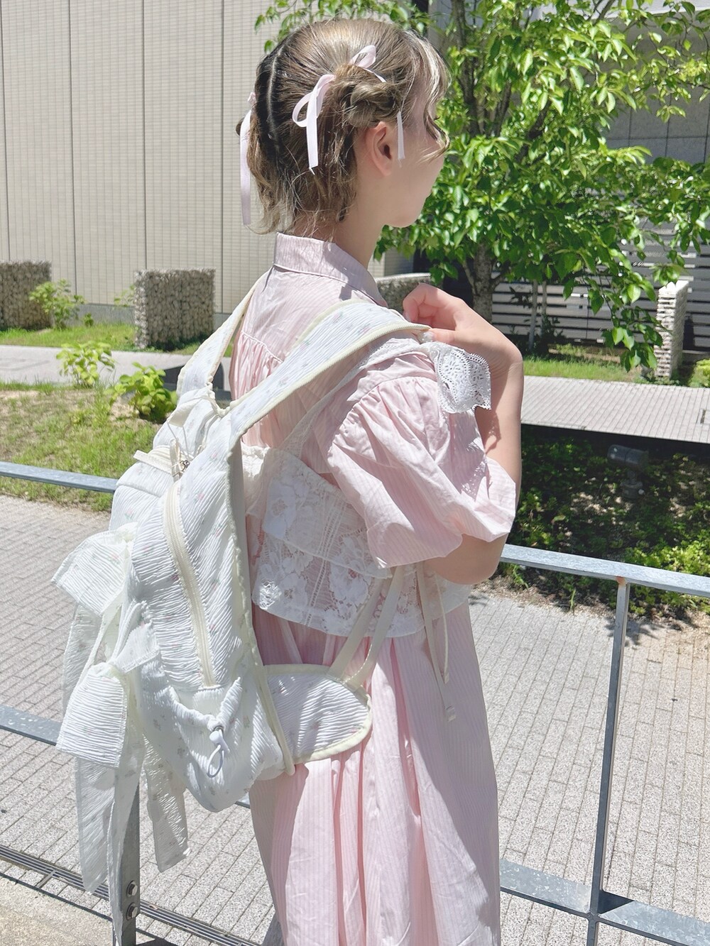 ピンク系のワンピース、ホワイト系のキャミソール、ホワイト系のその他パンツを着用したレディースの夏コーディネートの6枚目の写真