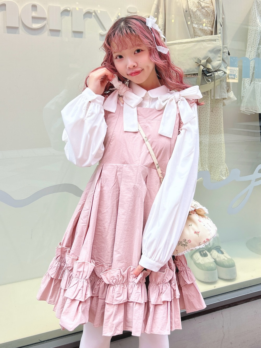 ホワイト系のシャツ/ブラウス、ピンク系のワンピース、ホワイト系のショルダーバッグを着用したレディースの冬コーディネートの5枚目の写真