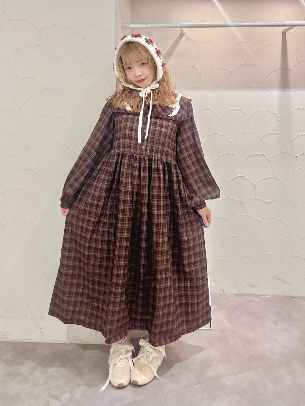 ブラウン系のワンピース、ホワイト系のスニーカー、ホワイト系のカチューシャを着用したレディースの秋コーディネートの2枚目の写真