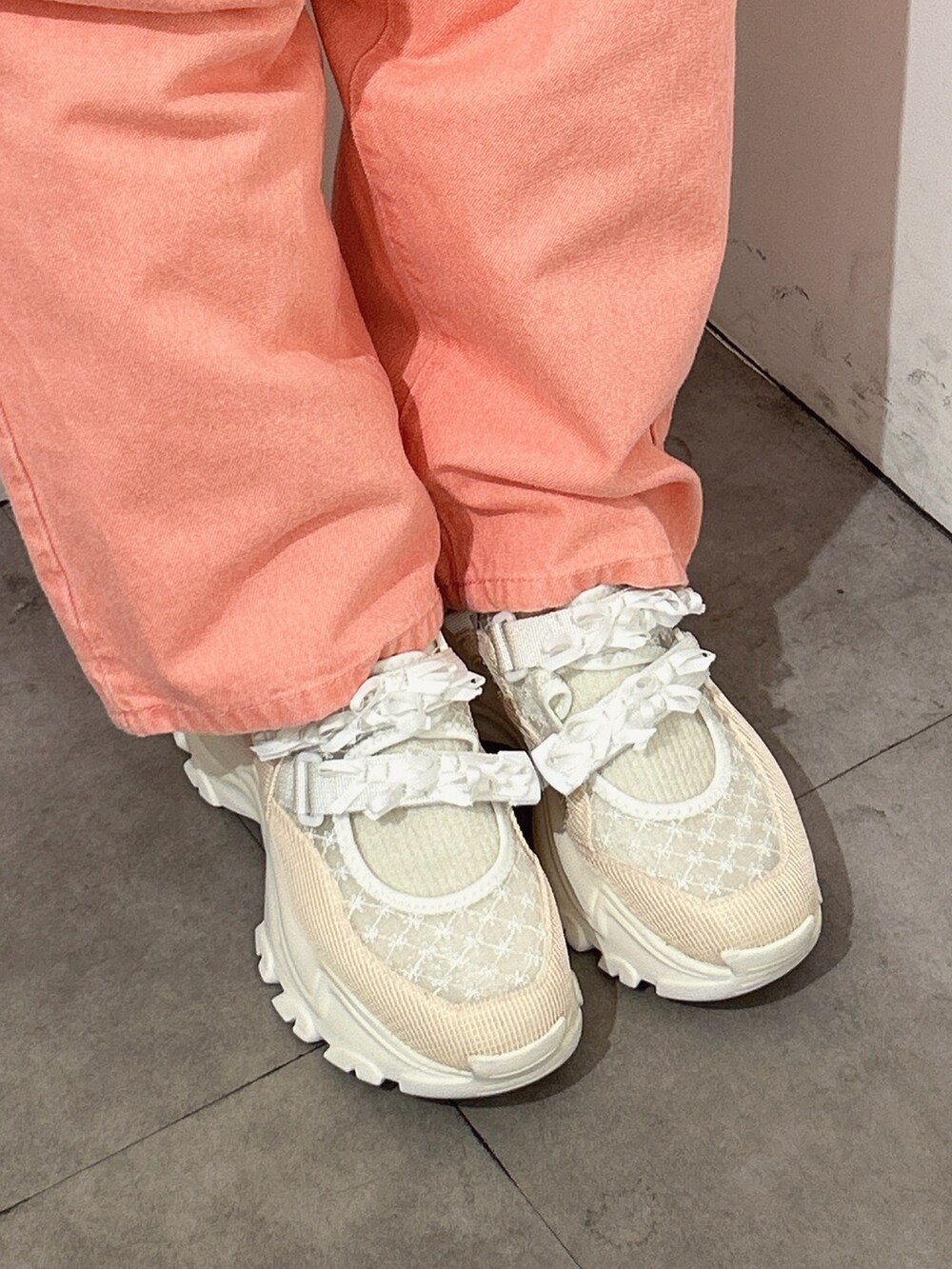 ブルー系のシャツ/ブラウス、シルバー系のショルダーバッグ、ホワイト系のスウェットを着用したレディースの冬コーディネートの10枚目の写真