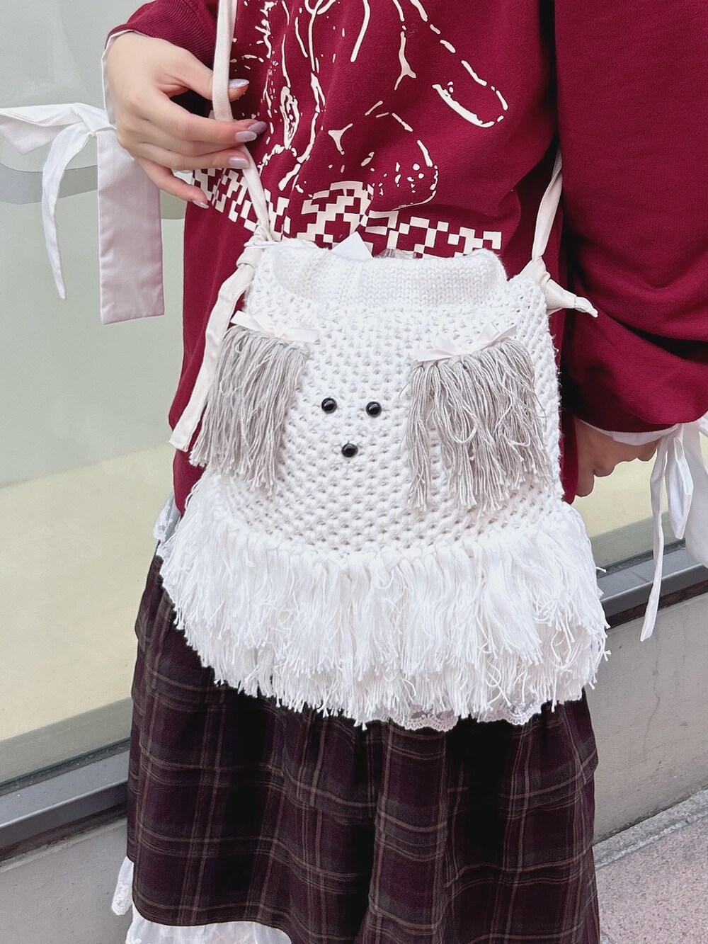 レッド系のスウェット、ホワイト系のシャツ/ブラウス、ブラウン系のスカートを着用したレディースの秋コーディネートの8枚目の写真