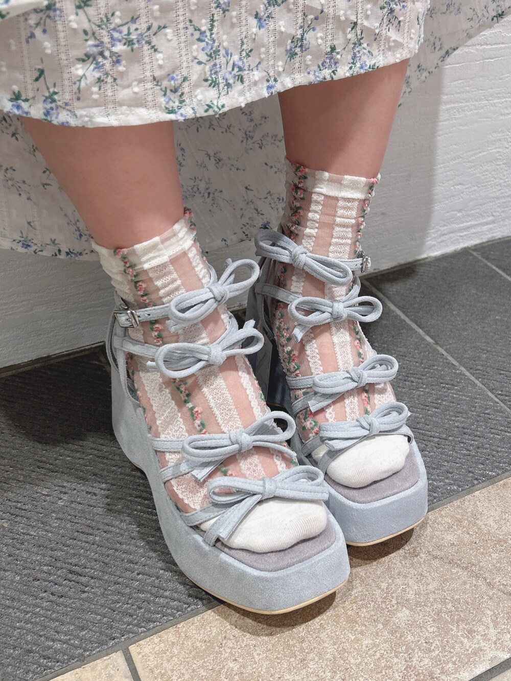 ホワイト系のワンピース、ホワイト系のシャツ/ブラウス、ブルー系のサンダルを着用したレディースの春コーディネートの9枚目の写真