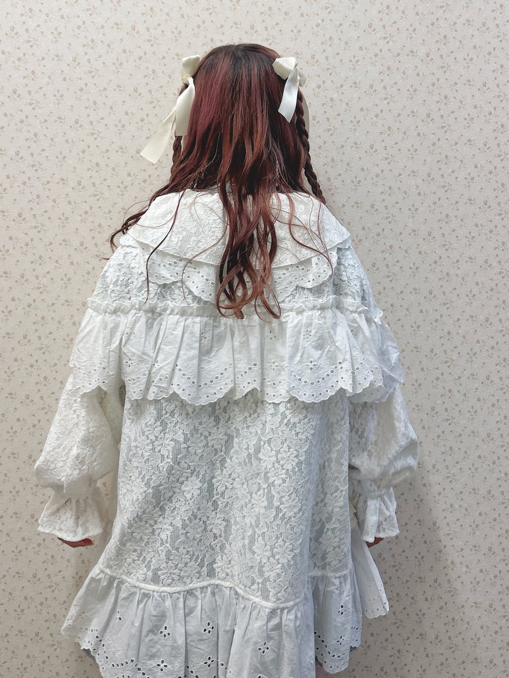 ホワイト系のテーラードジャケット、ブルー系のワンピース、ブラウン系のブーツを着用したレディースの秋コーディネートの7枚目の写真