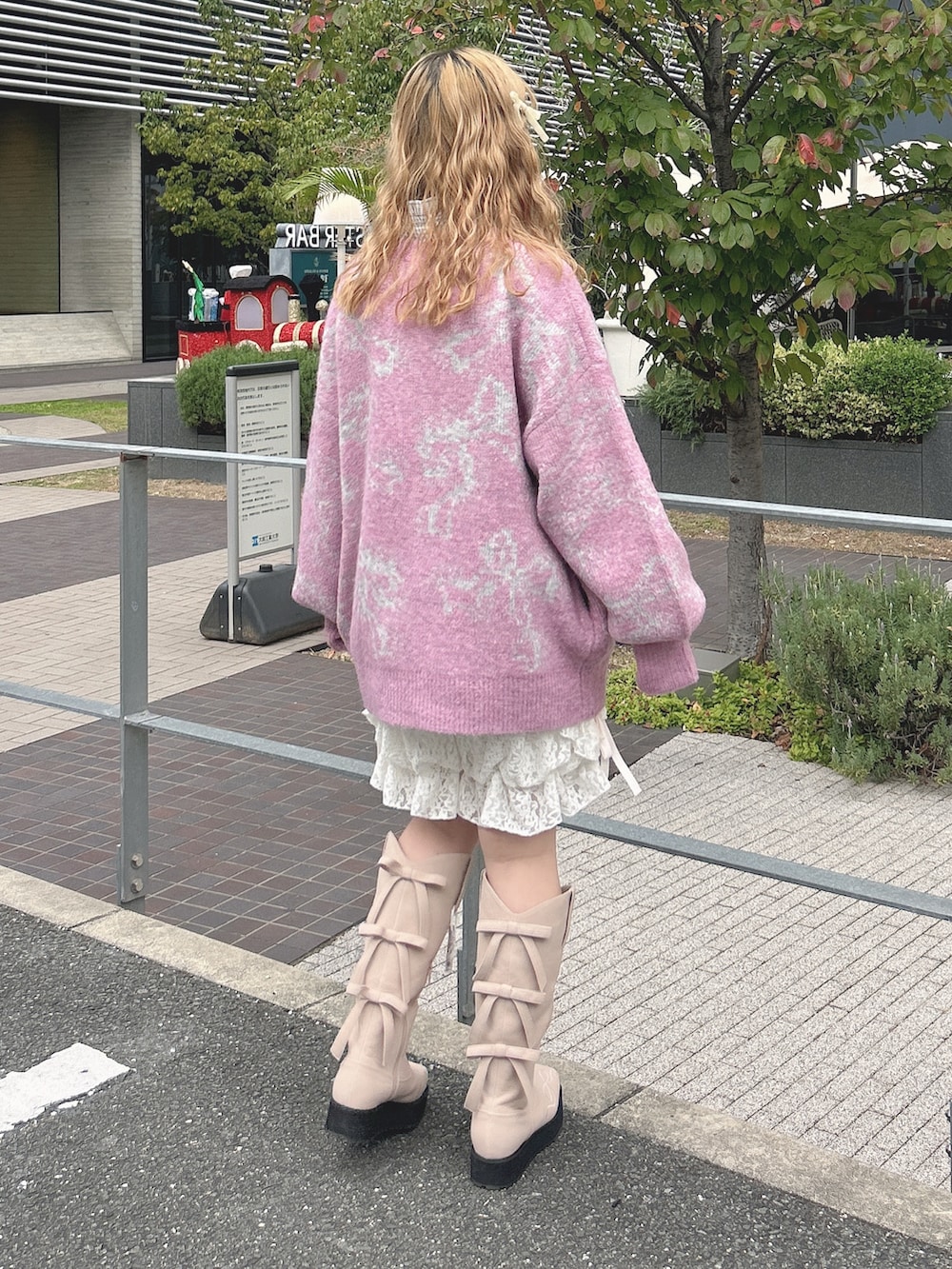 ピンク系のカーディガン/ボレロ、グレー系のシャツ/ブラウス、ホワイト系のその他パンツを着用したレディースの秋コーディネートの3枚目の写真